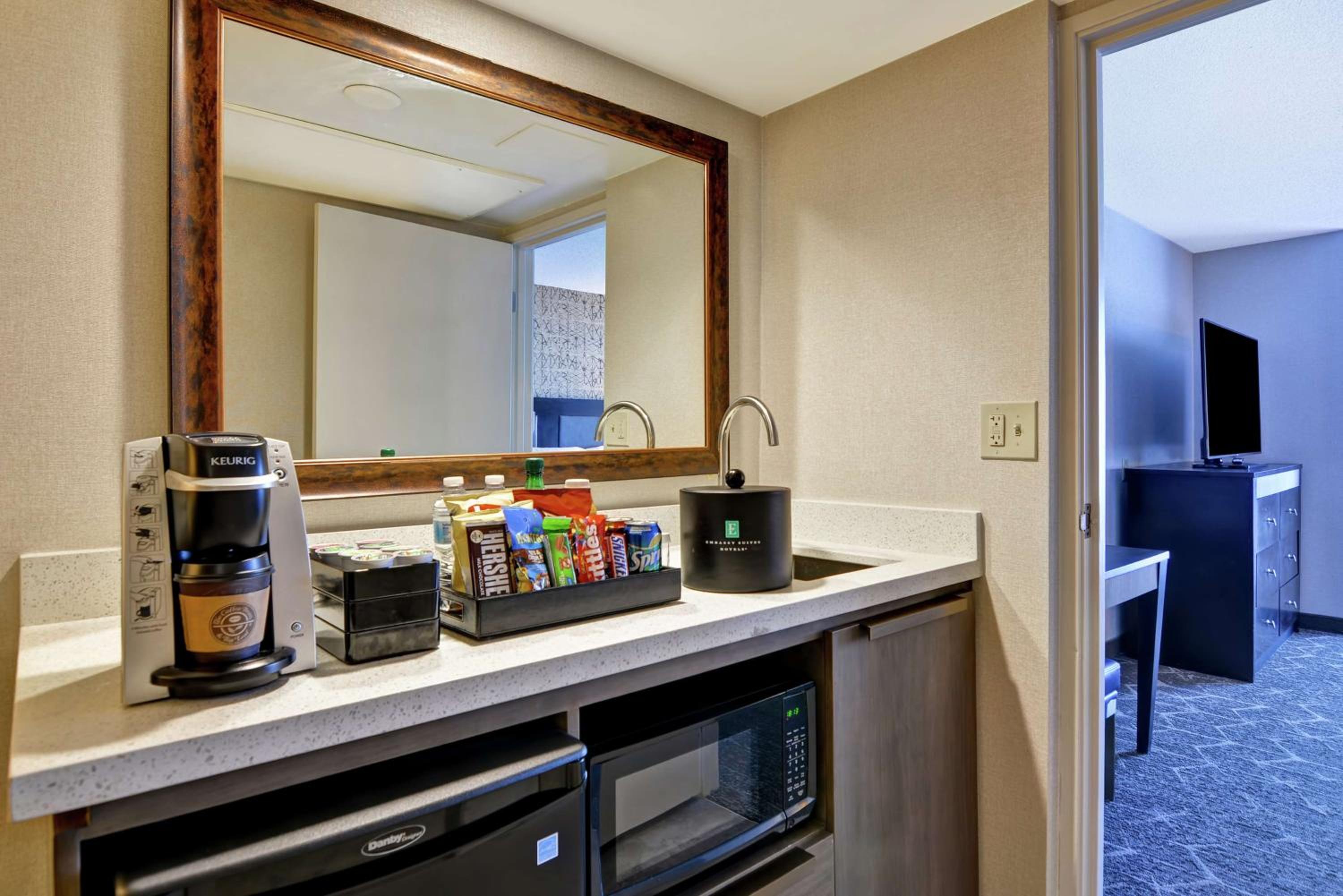Premium King Suite w/ Sofa Sleeper, 1 Bedroom - Photo 3