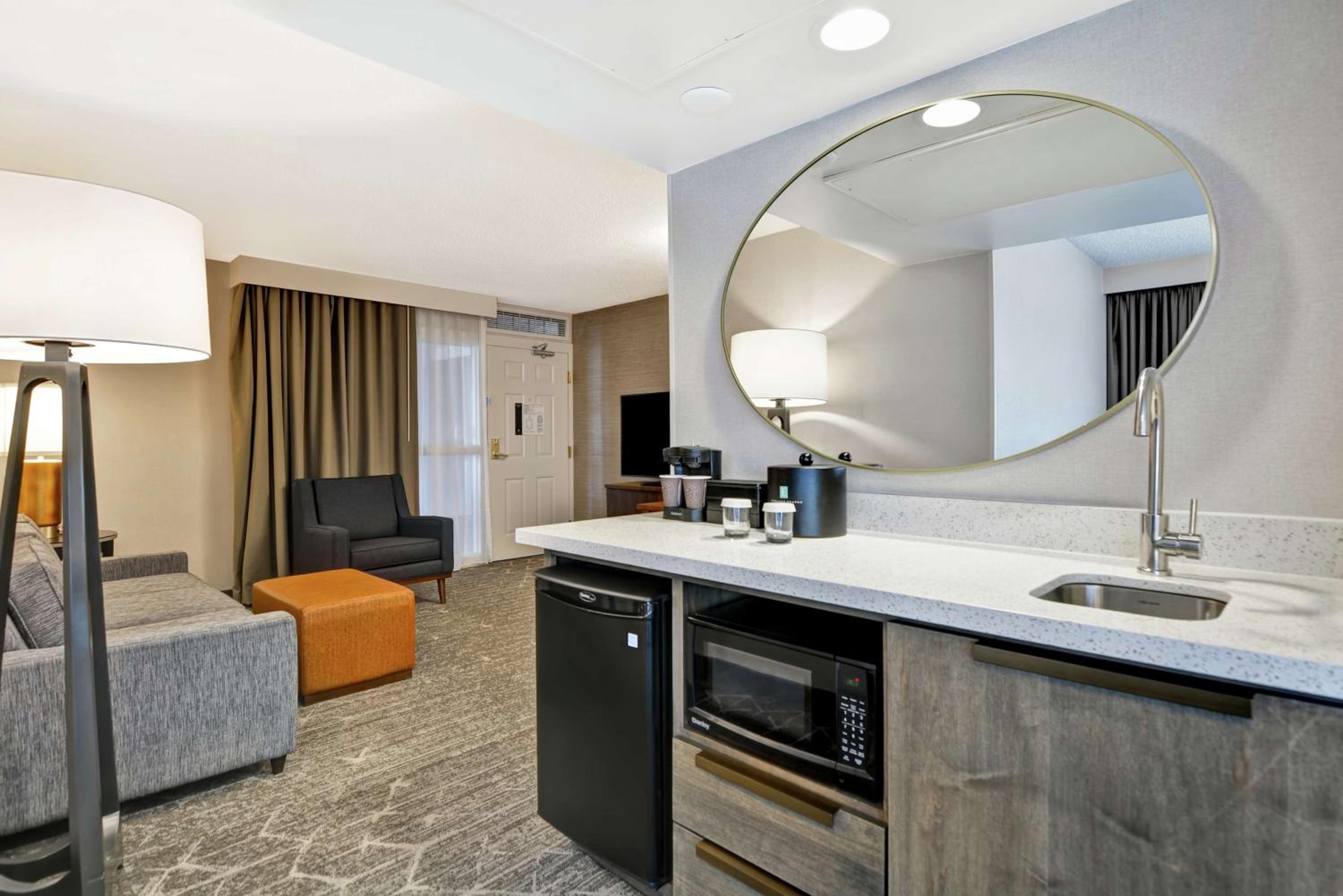 Executive Corner King Suite w/ Sofa Sleeper, 1 Bedroom - Photo 4