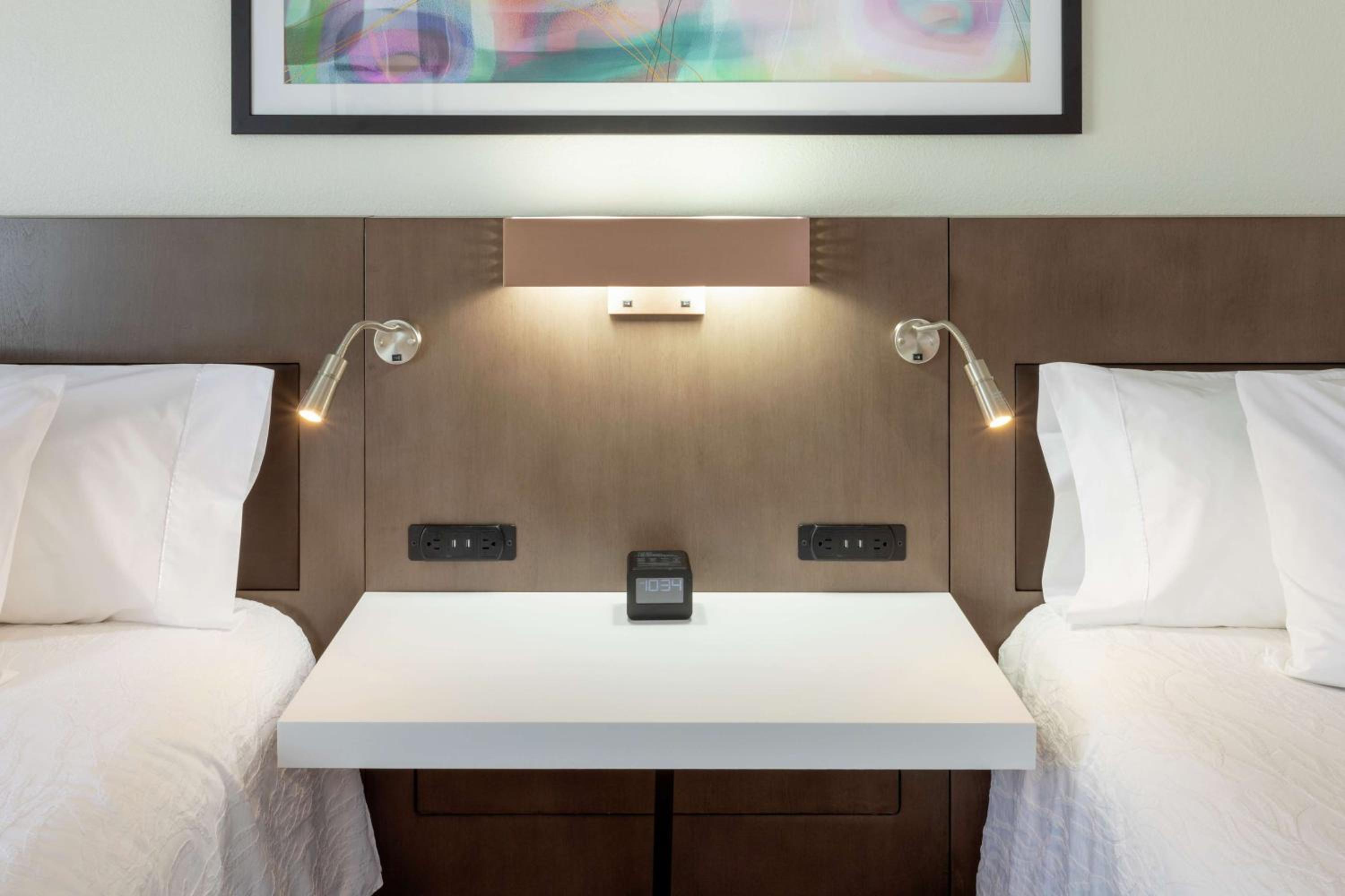 Queen Room with Two Queen Beds - Photo 4