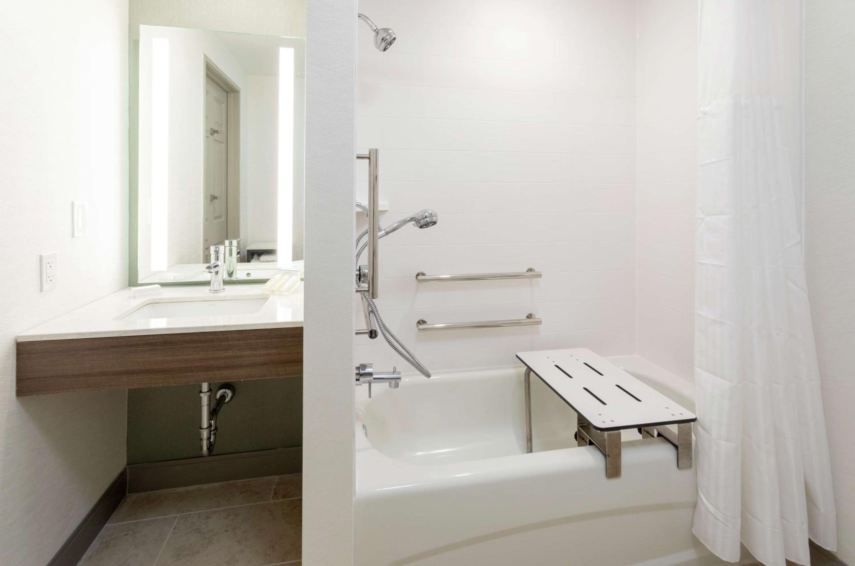 Queen Room with Two Queen Beds - Mobility Access - Photo 3