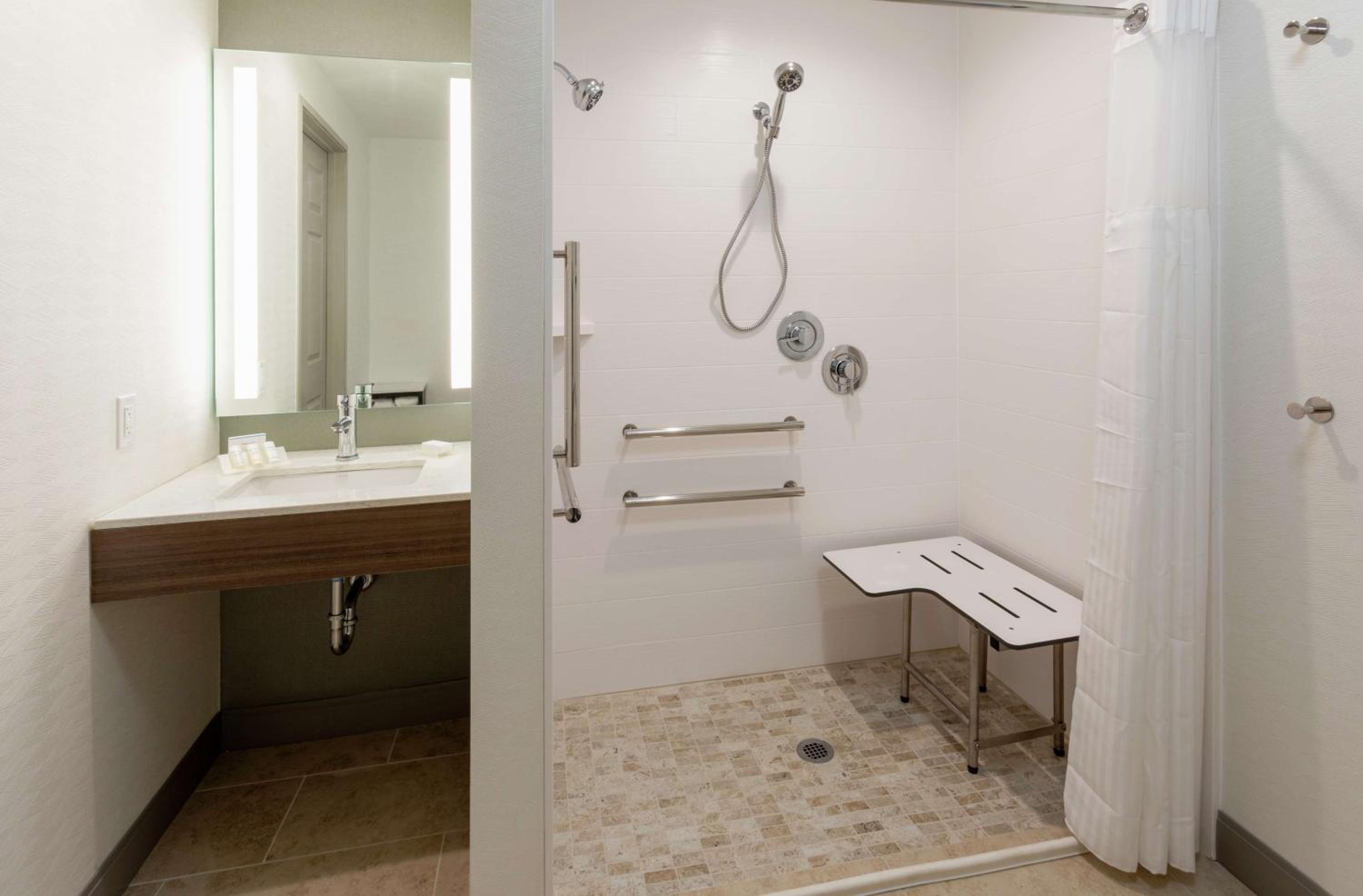One-Bedroom King Suite - Photo 8