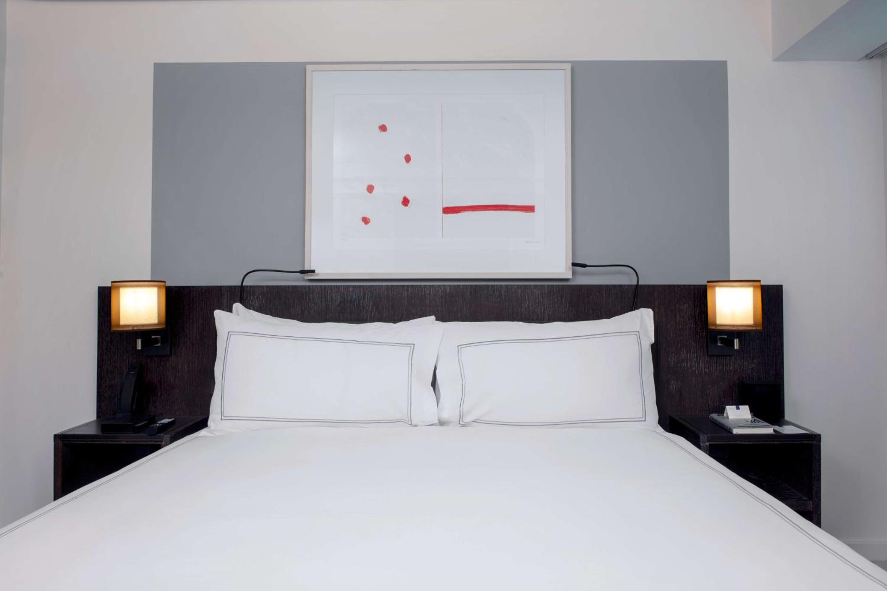 Deluxe King Suite with Roll-in Shower - Mobility Access