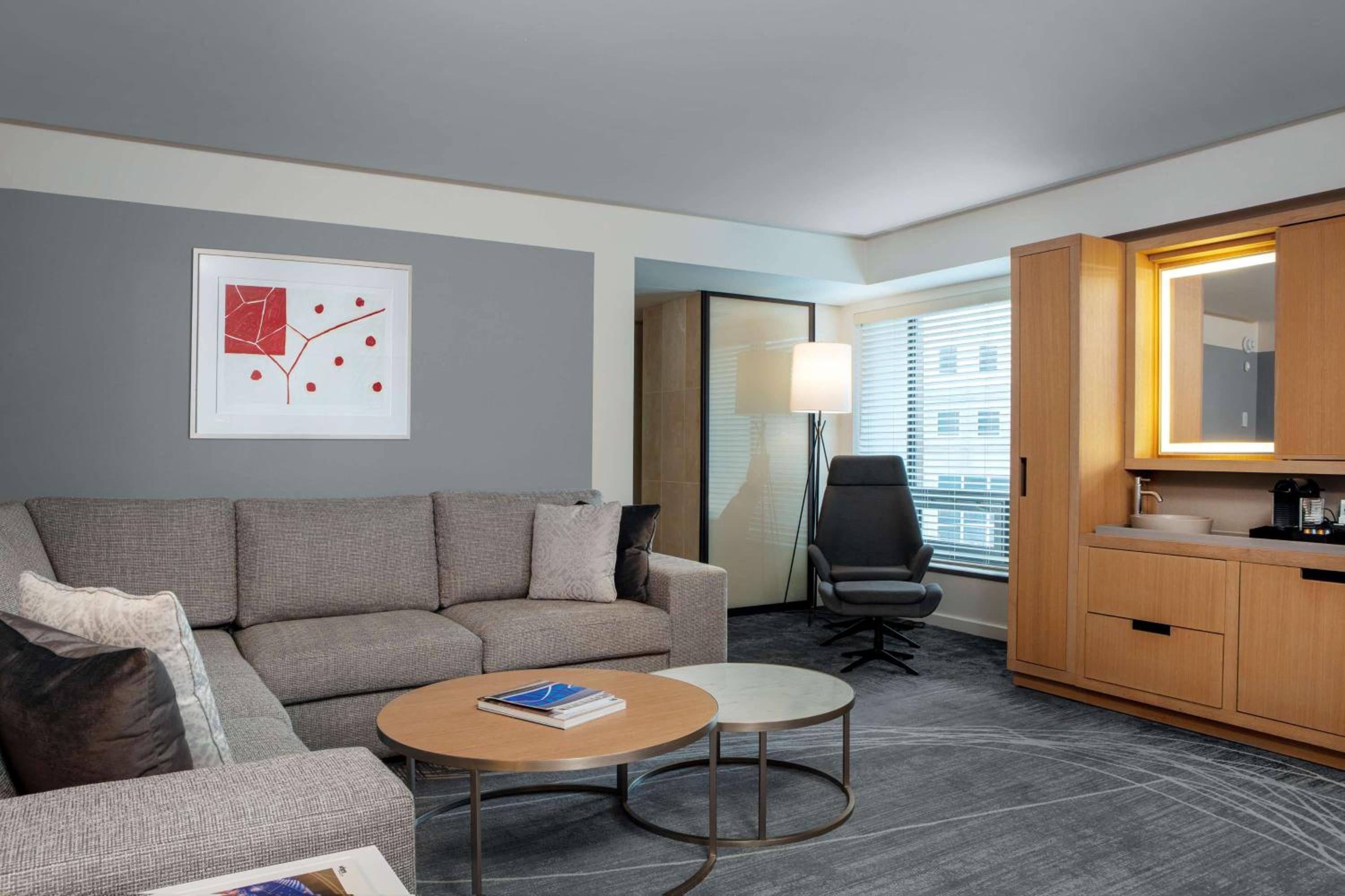 Executive King Suite with Roll-in Shower - Mobility Access thumbnail 5