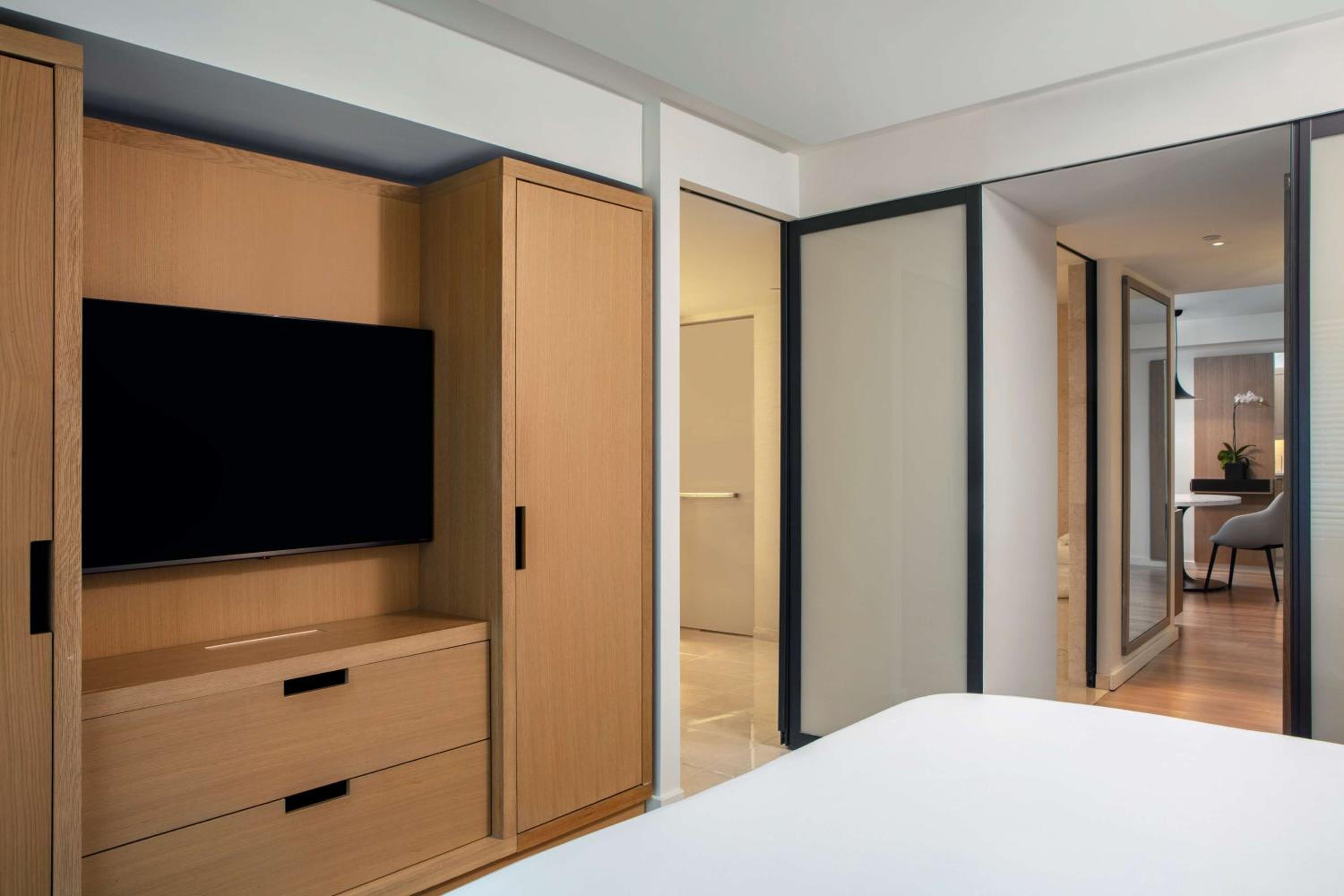 Deluxe King Suite with Roll-in Shower - Mobility Access