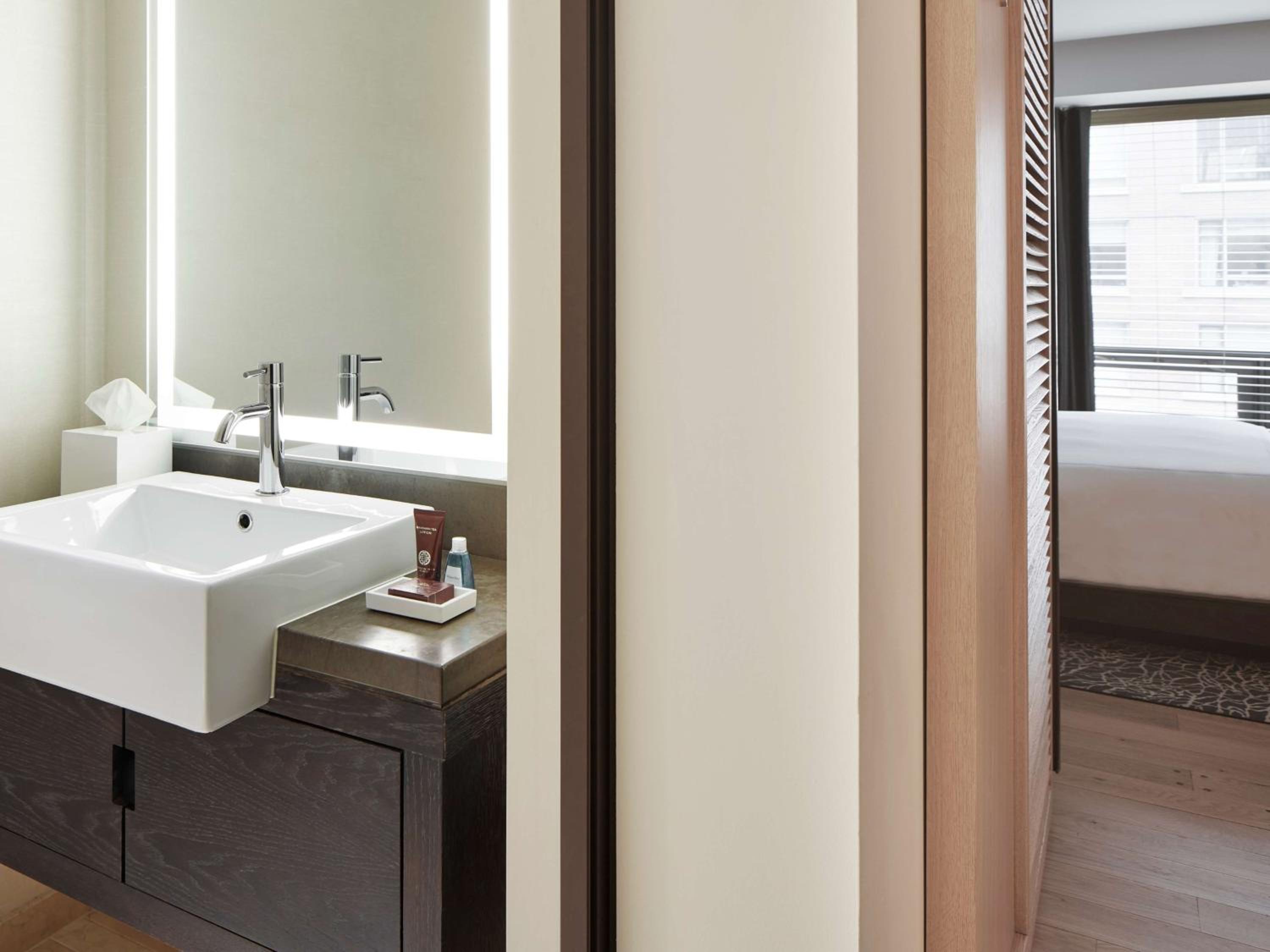 Deluxe King Suite with Roll-in Shower - Mobility Access