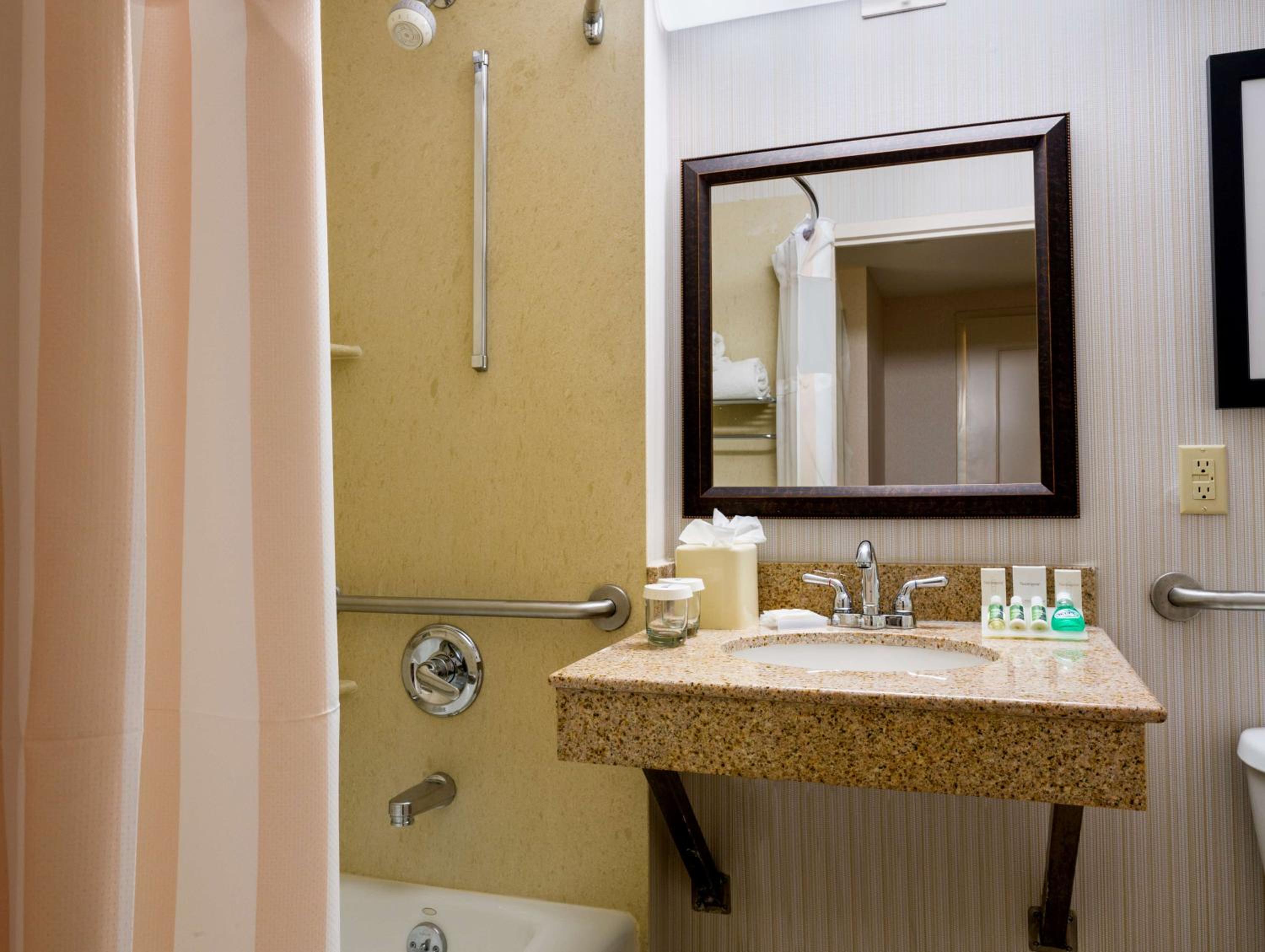 King Room with Bath Tub - Mobility Access