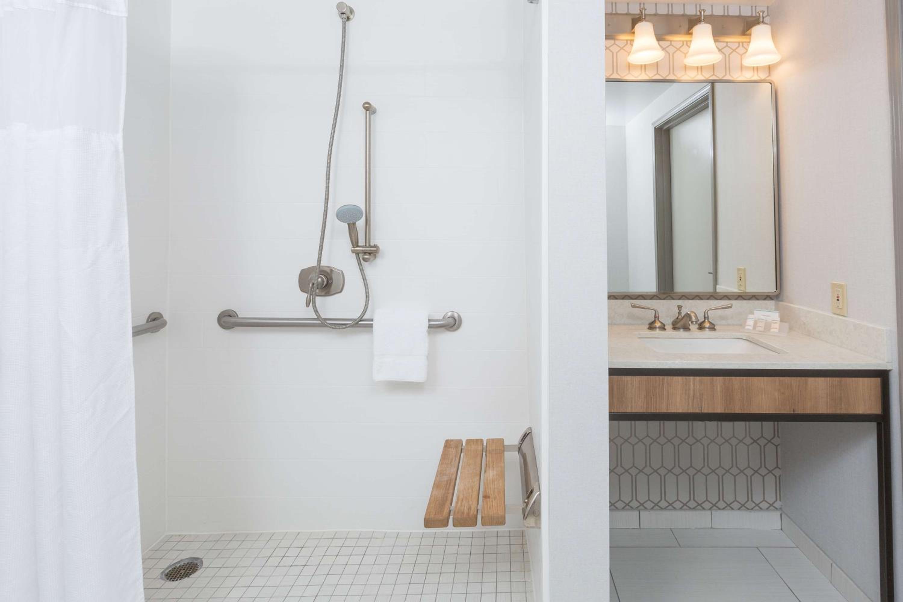 King Room with Bath Tub - Disability Access - Photo 2
