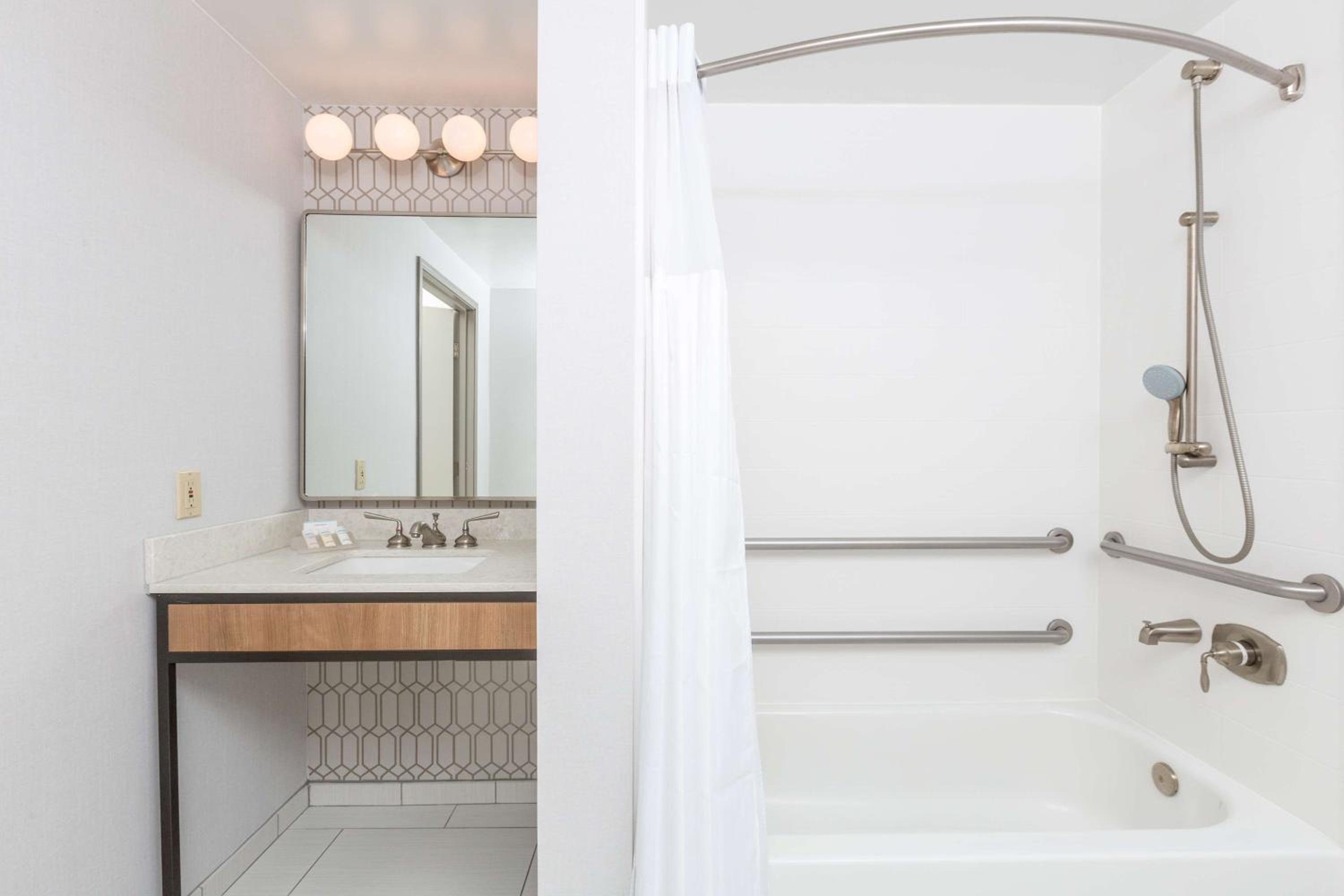 King Room with Bath Tub - Disability Access - Photo 3