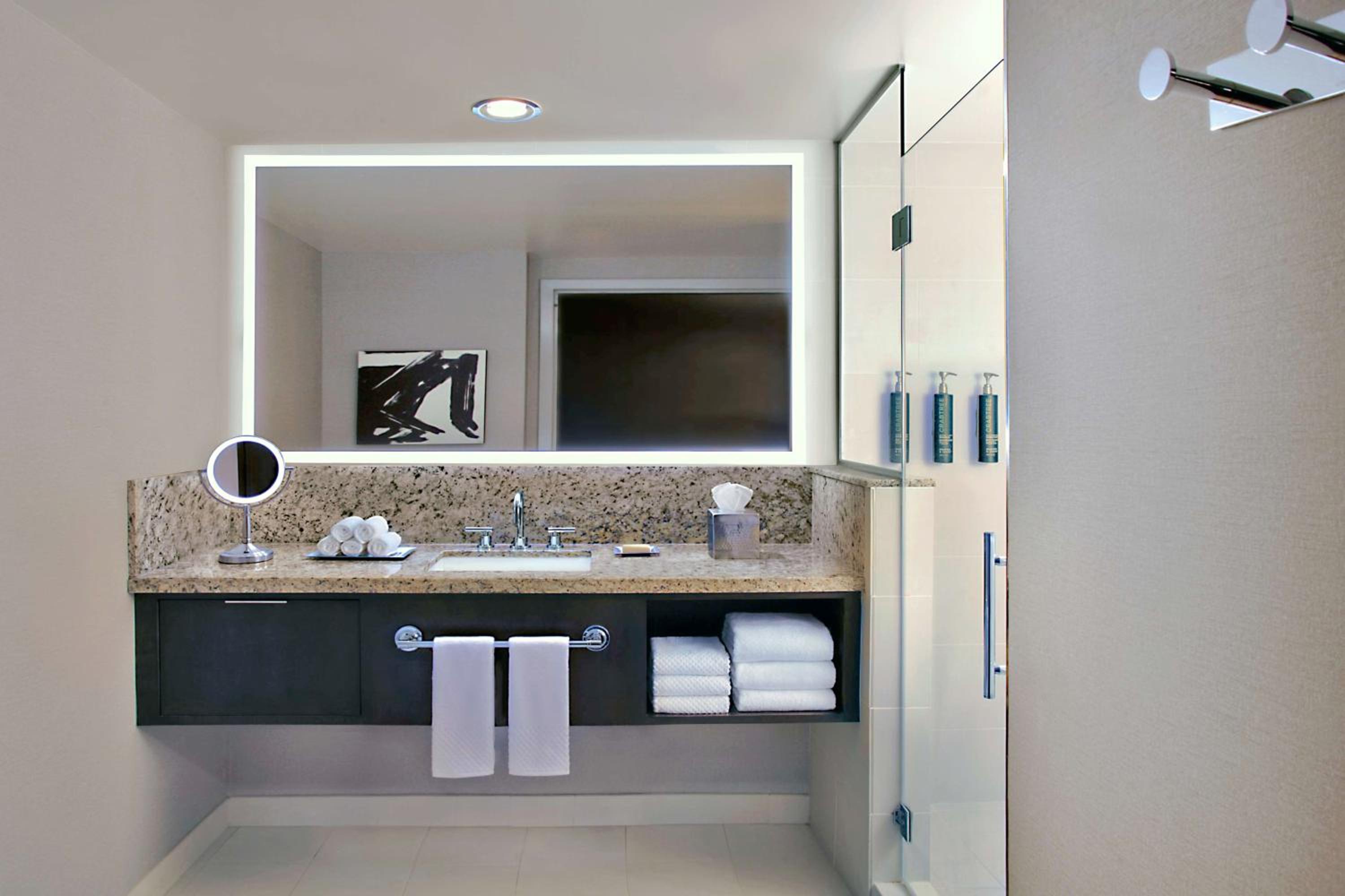 Deluxe King Room - Photo 3