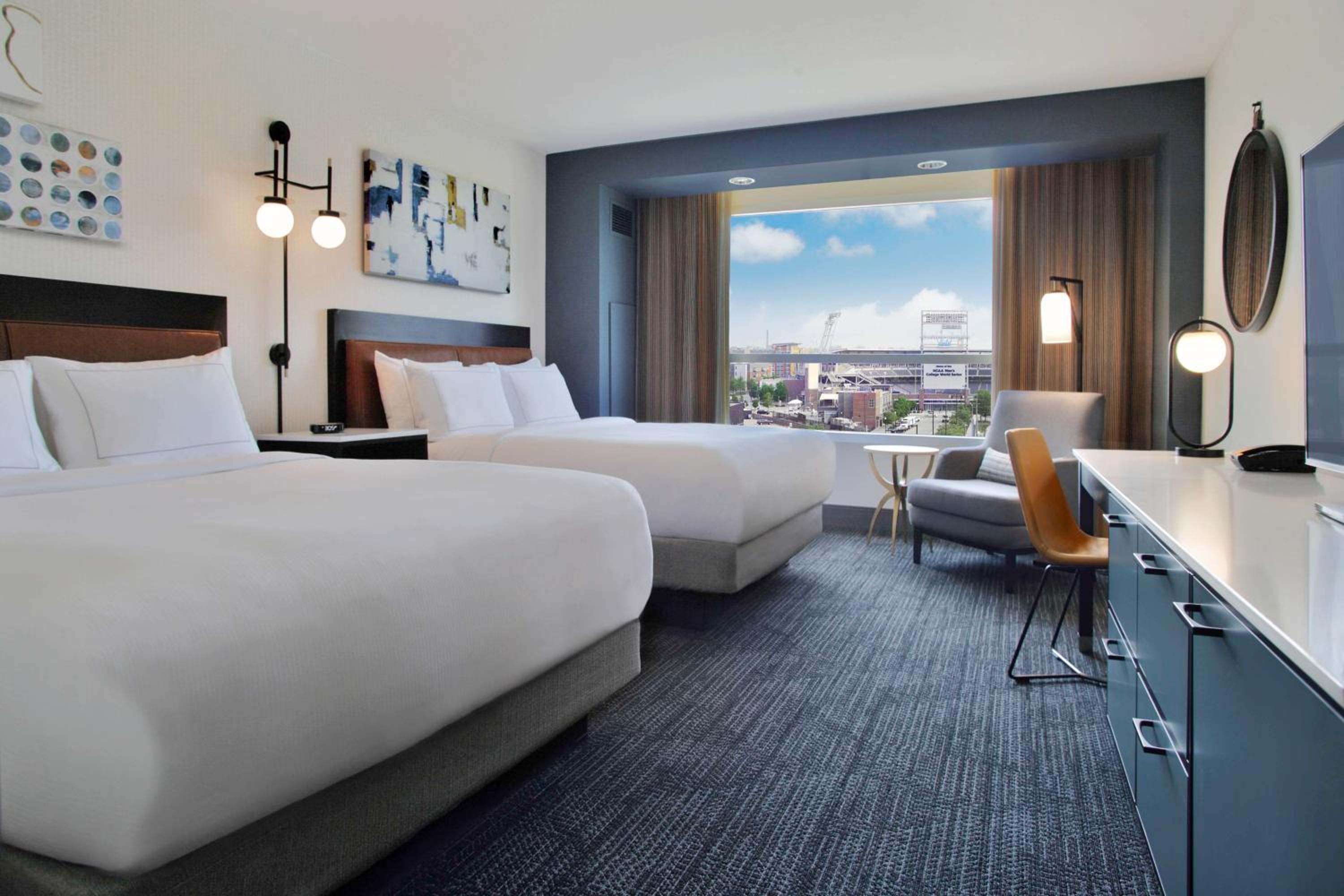 Deluxe Queen Room with Two Queen Beds - Hearing Access - Photo 4