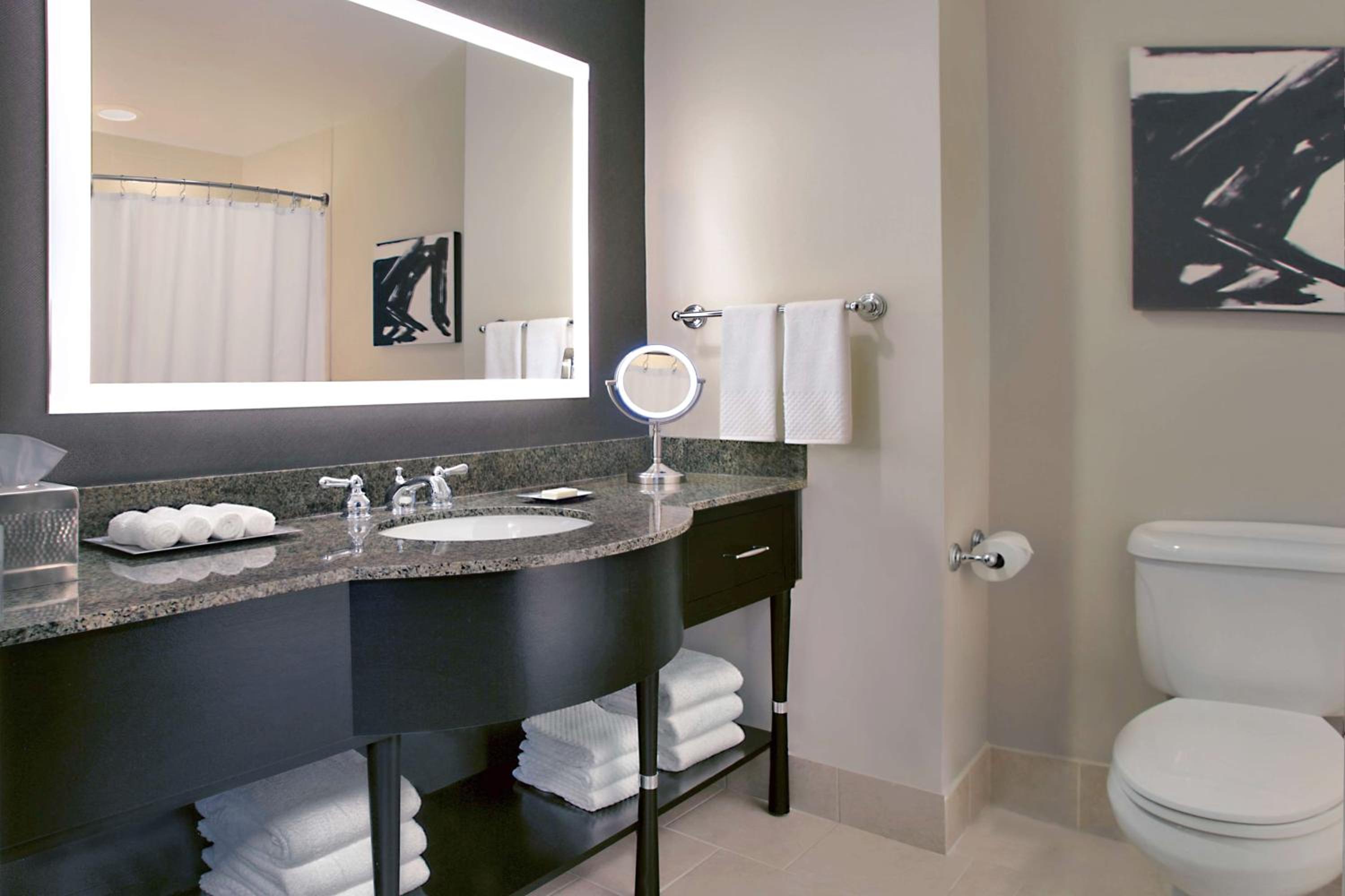 Deluxe King Room - Hearing Access - Photo 2
