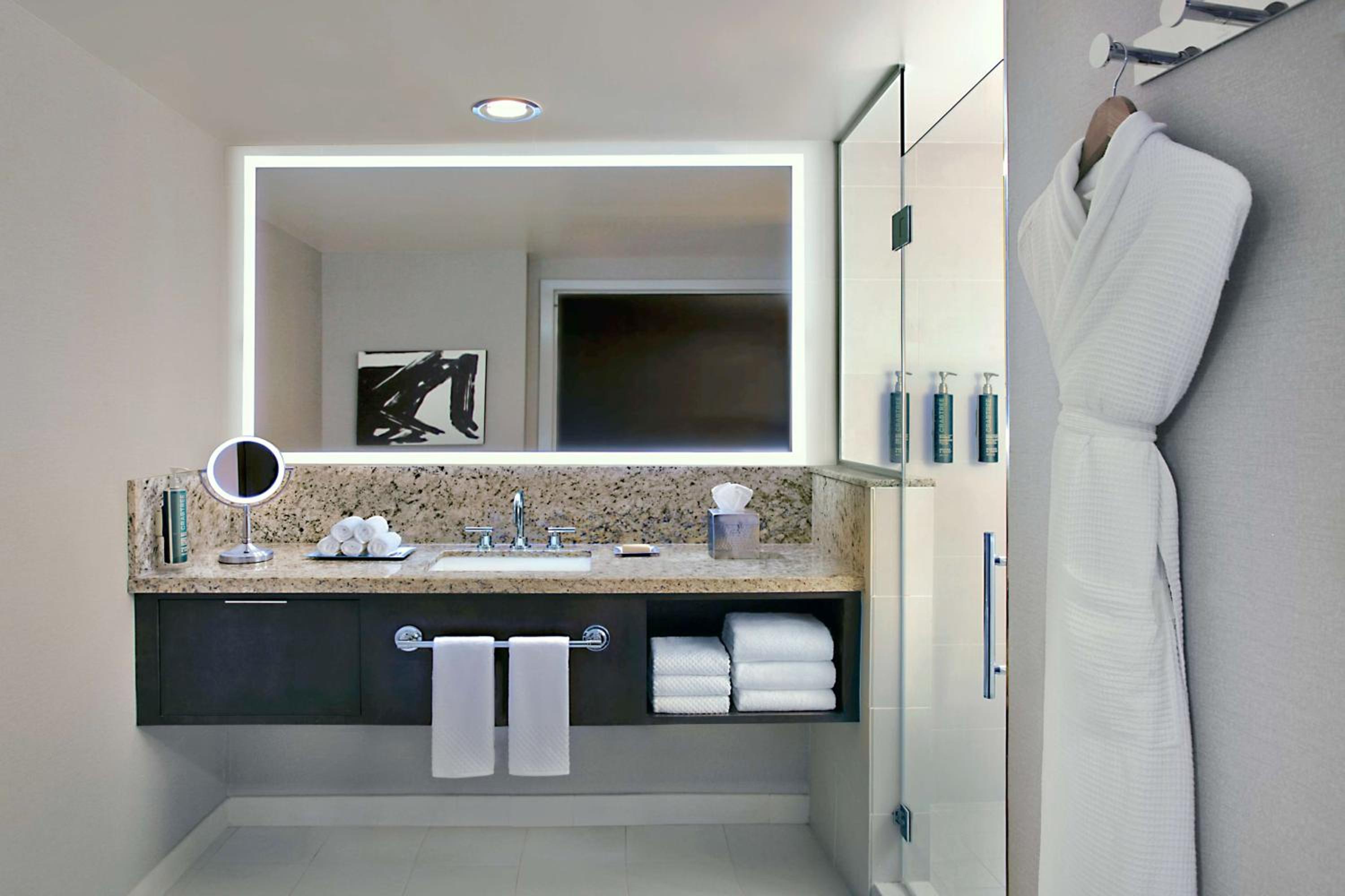 Premium King Room - Photo 5