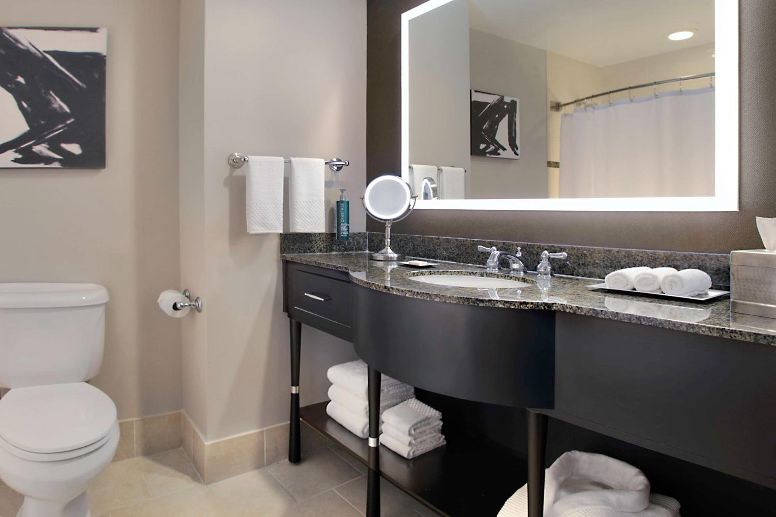 Premium Queen Room with Two Queen Beds - Photo 5