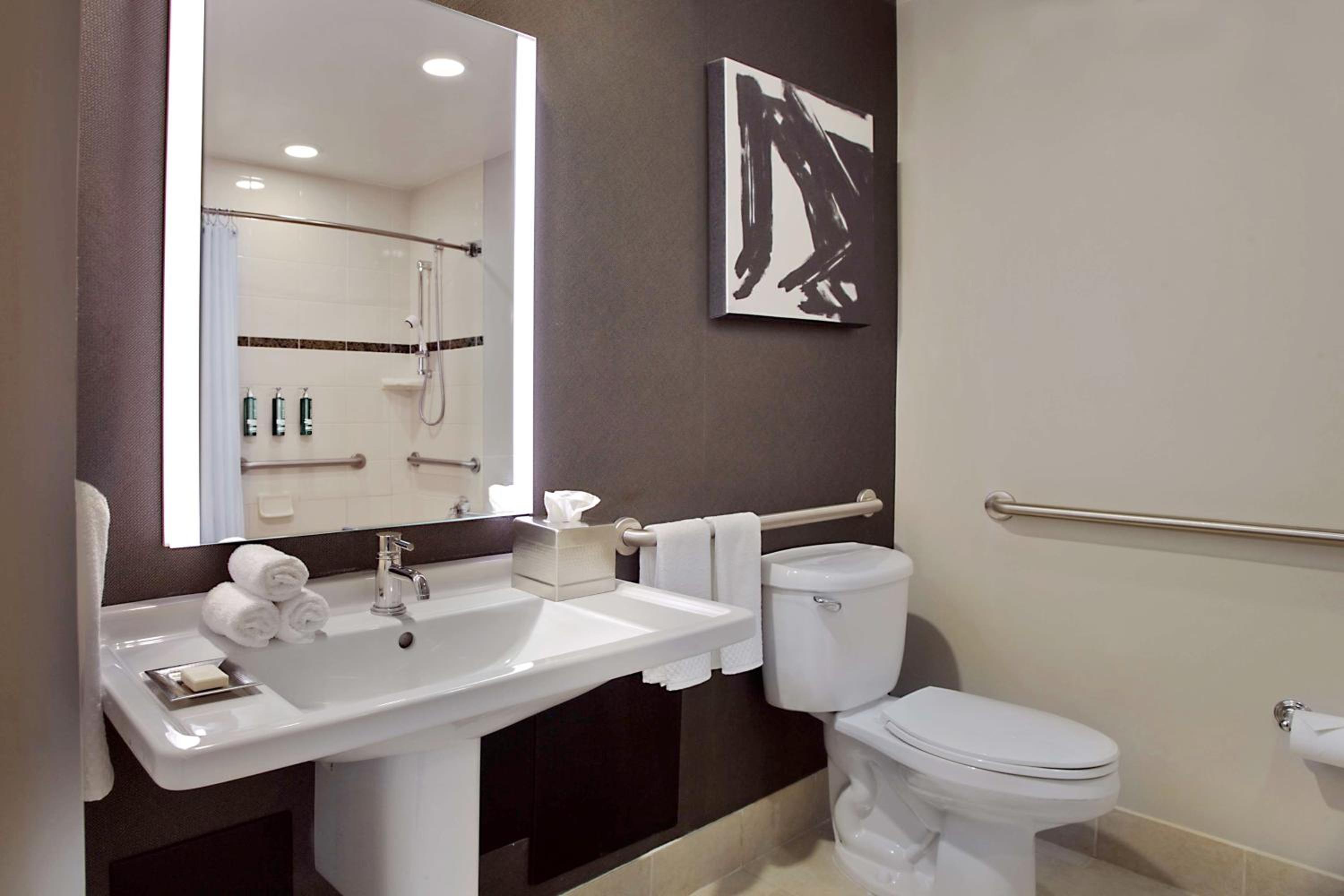 Deluxe Double Room with Bath Tub - Hearing Disability Access - Photo 4