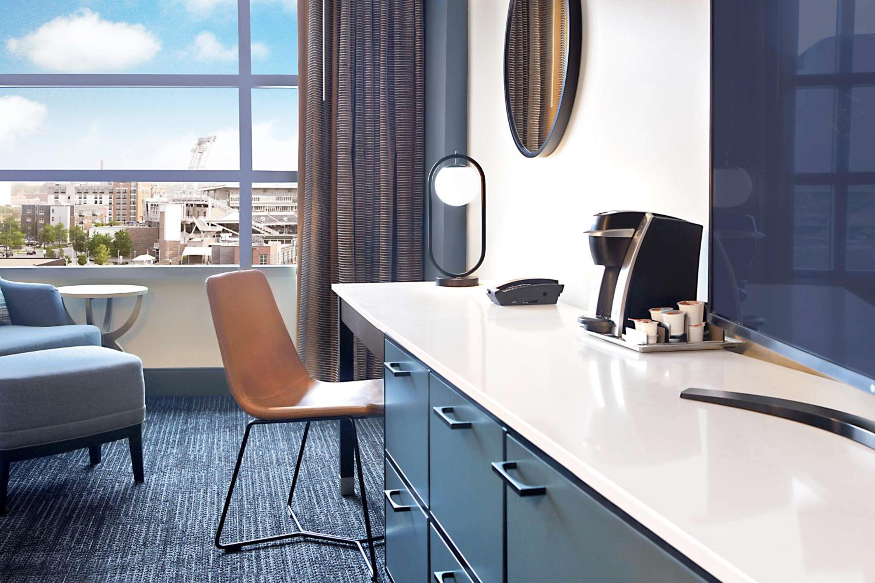 Premium King Room with Ballpark View - Photo 3