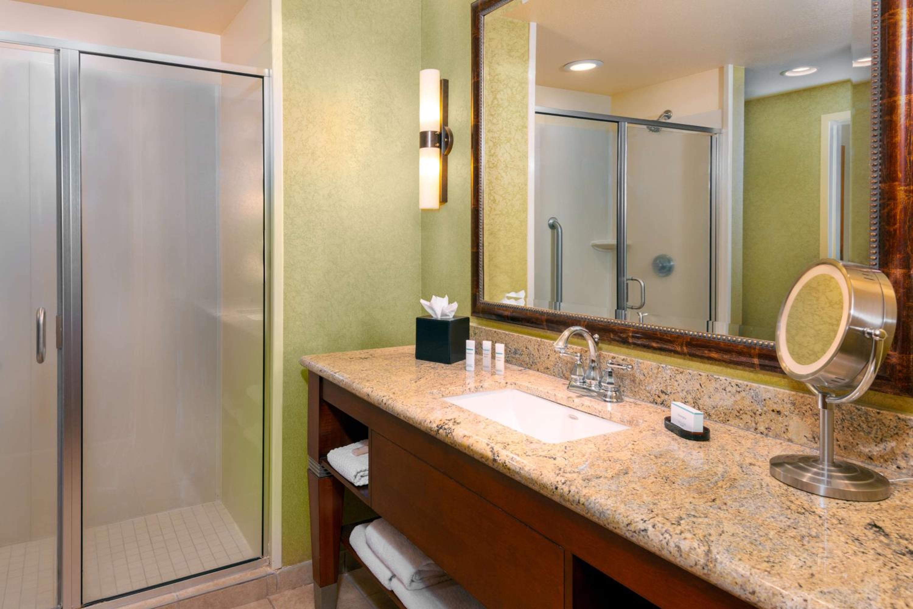 Executive King Suite - Non-Smoking - Photo 5