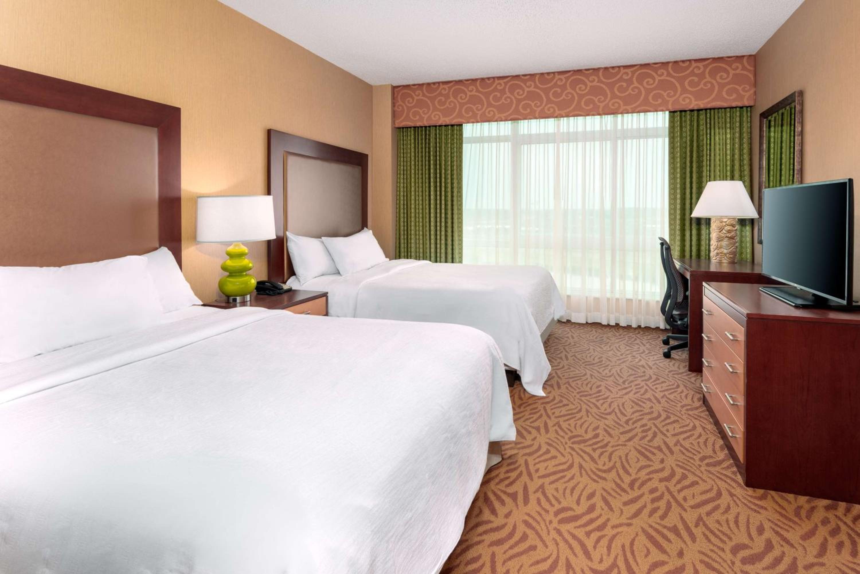 Executive Queen Suite with Two Queen Beds -Non-Smoking - Photo 1