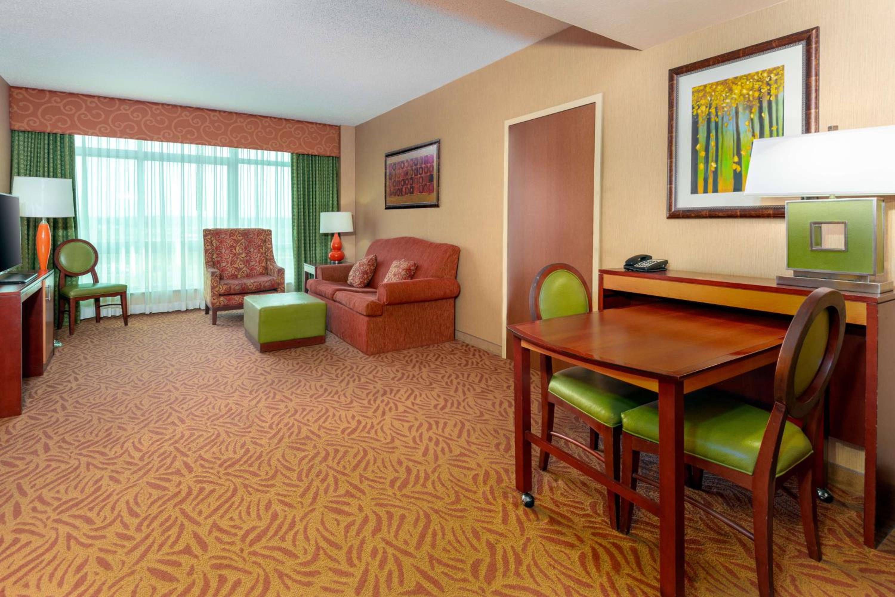 Executive King Suite - Non-Smoking - Photo 3