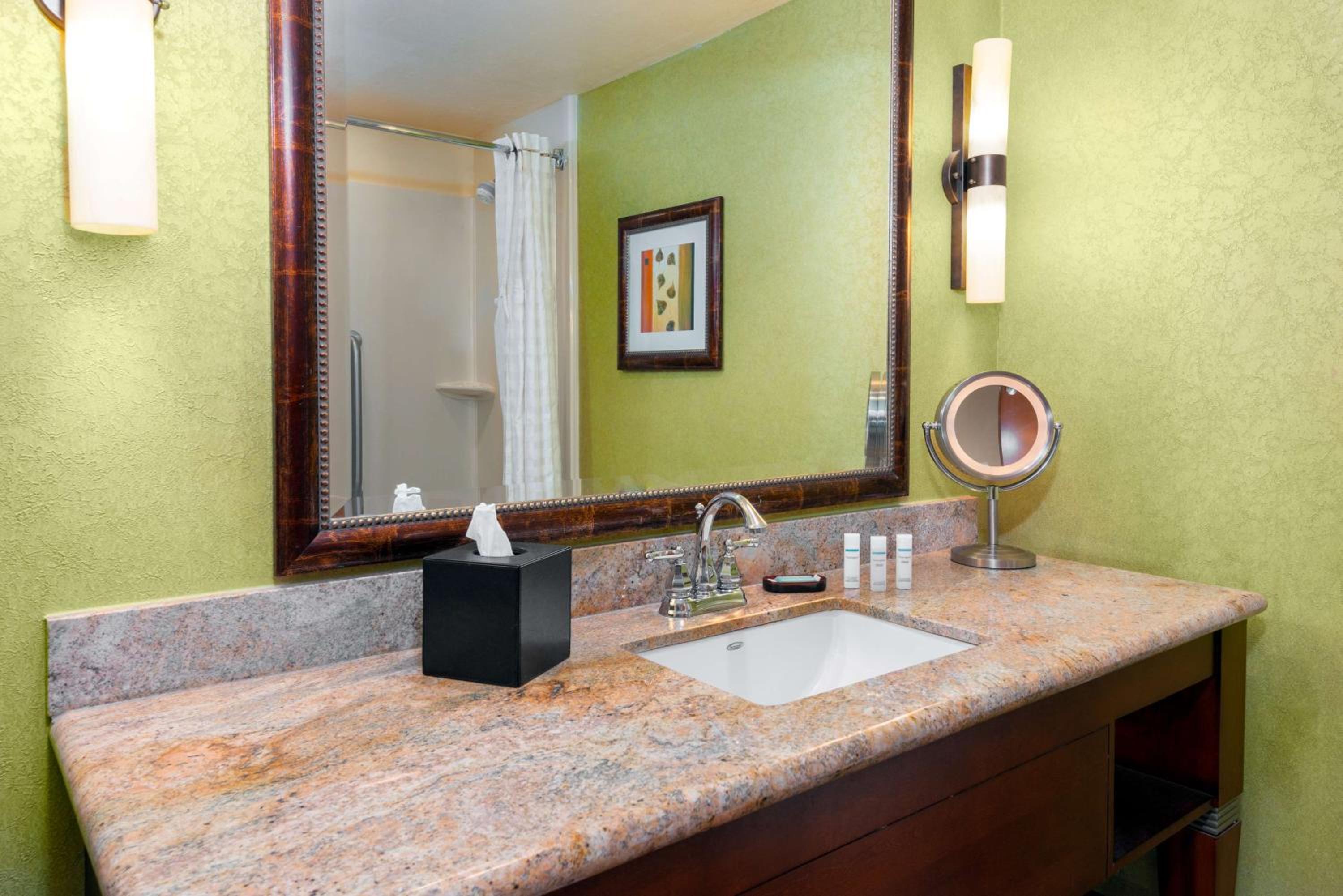 One King Conference Suite Non-Smoking - Photo 2