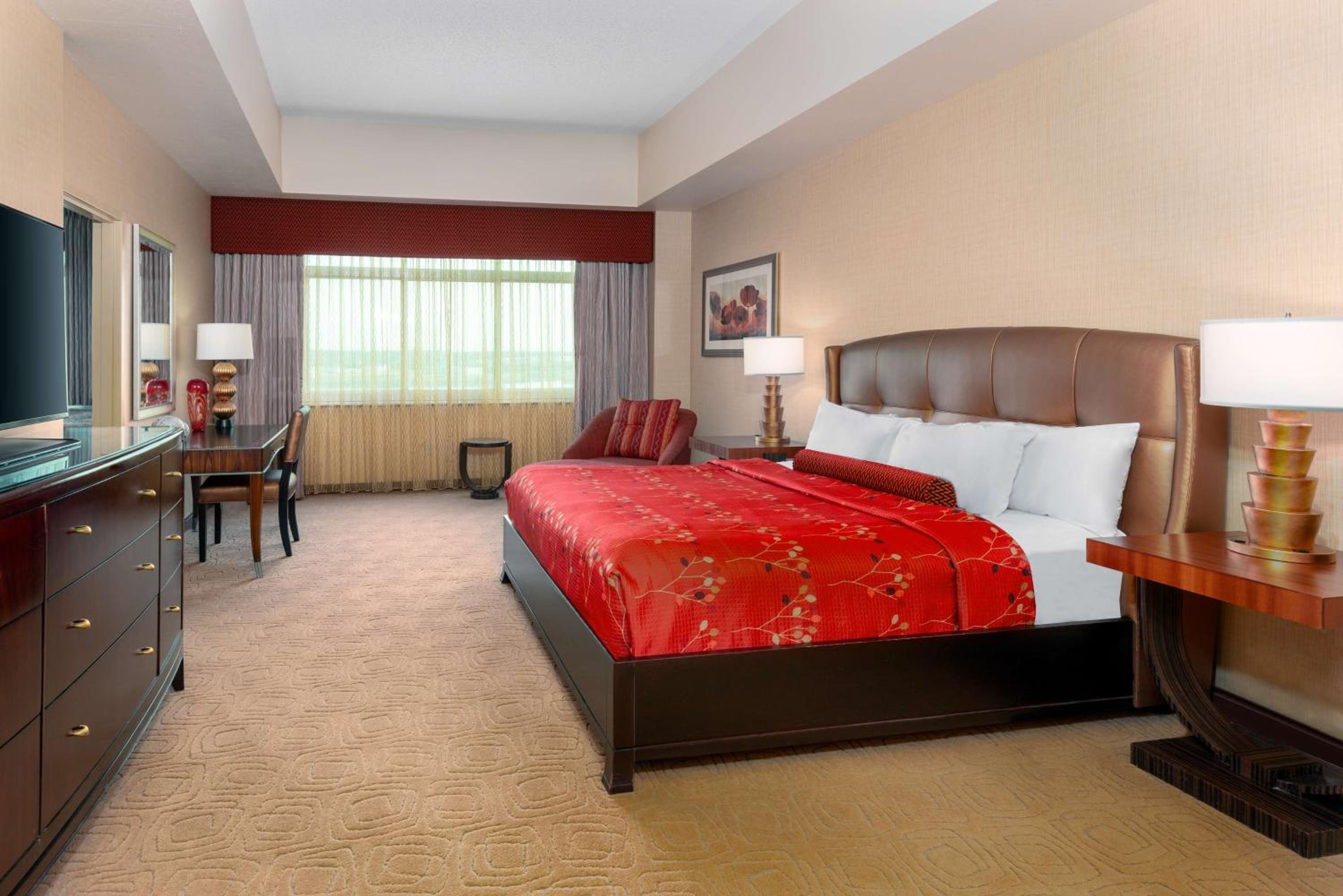 One-Bedroom King Suite - Disability Access Roll in Shower/Non-Smoking - Photo 4