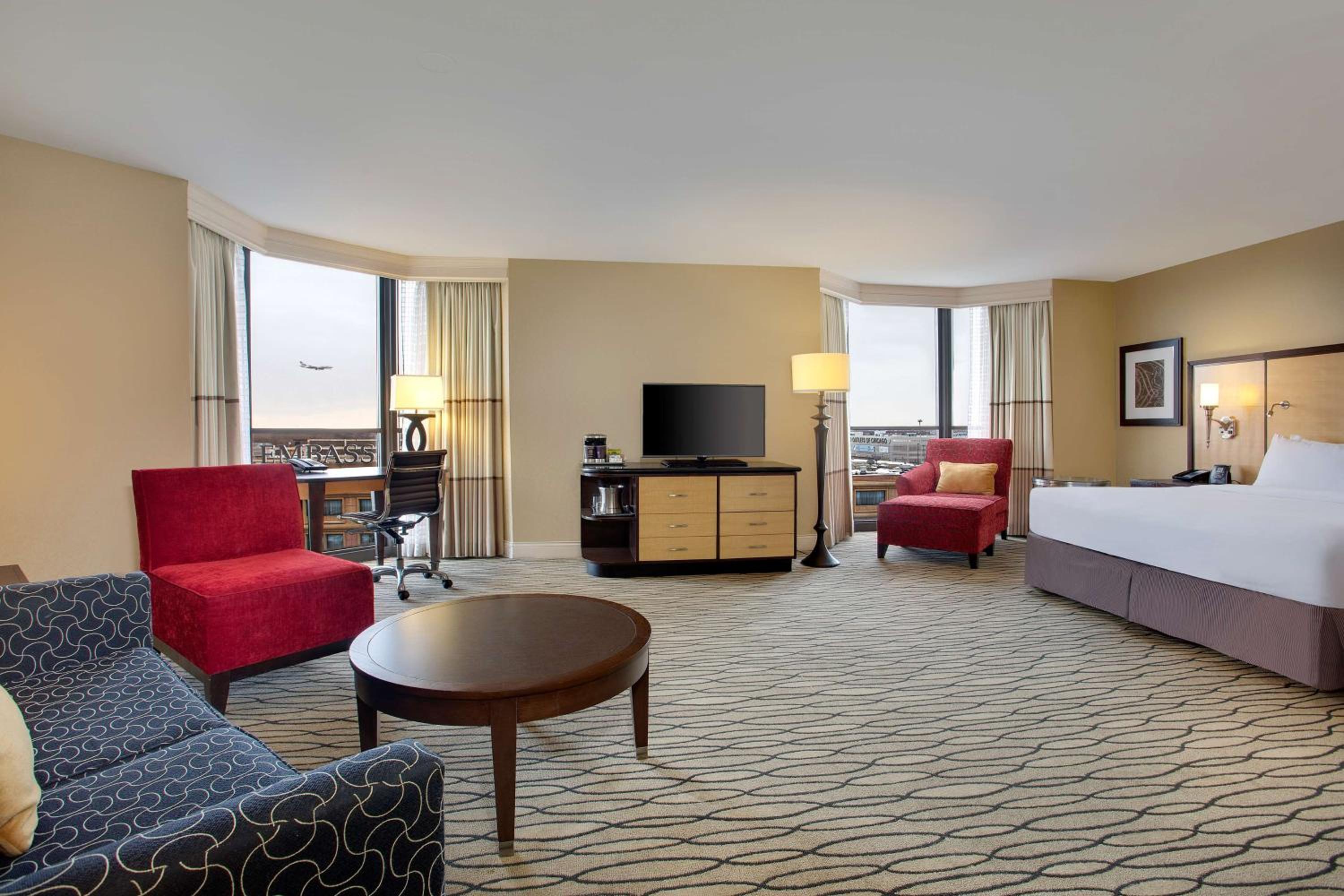 Junior King Suite with Seating Area photo 2
