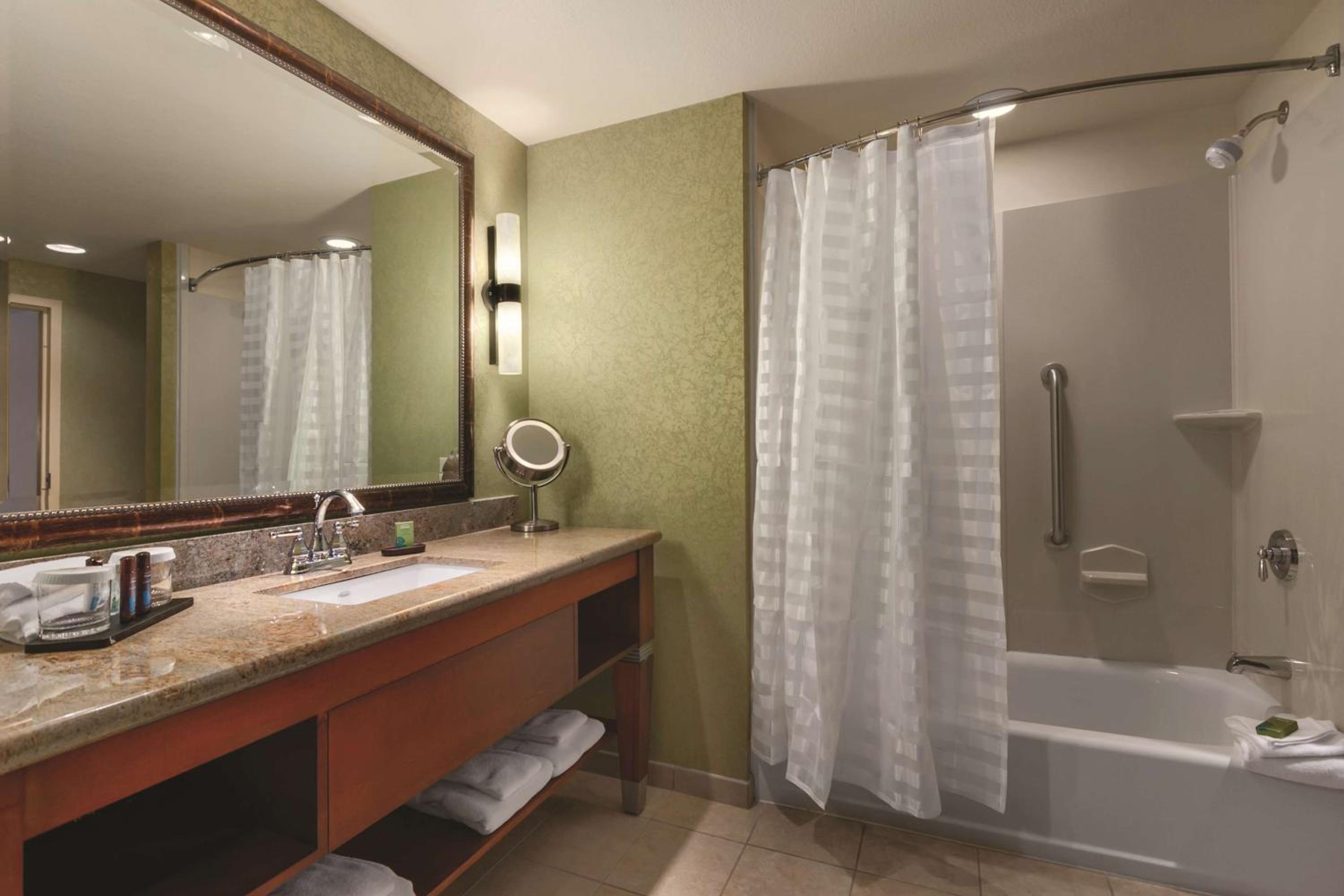 Executive Queen Suite with Two Queen Beds -Non-Smoking - Photo 5