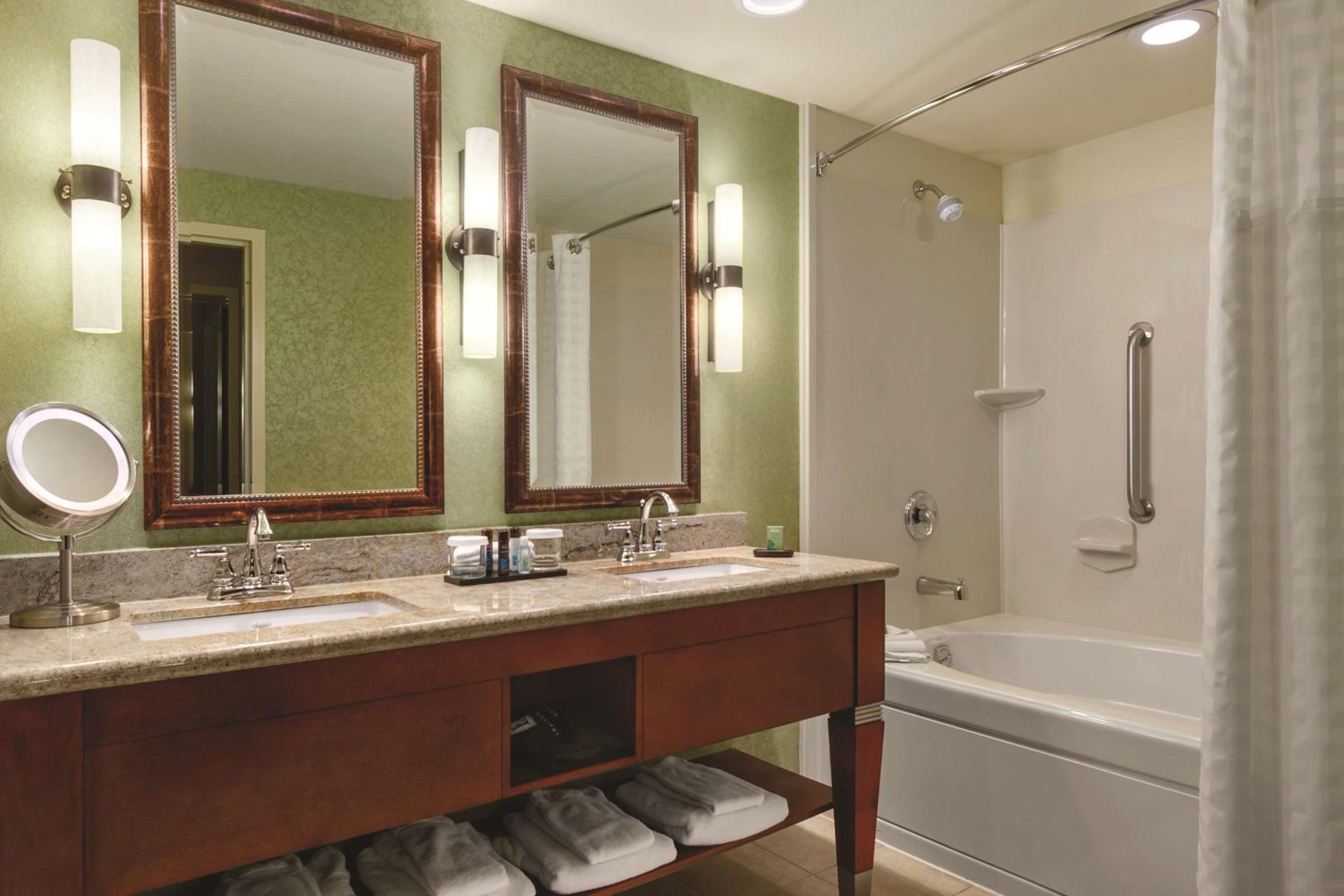 Executive Queen Suite with Two Queen Beds -Non-Smoking - Photo 10