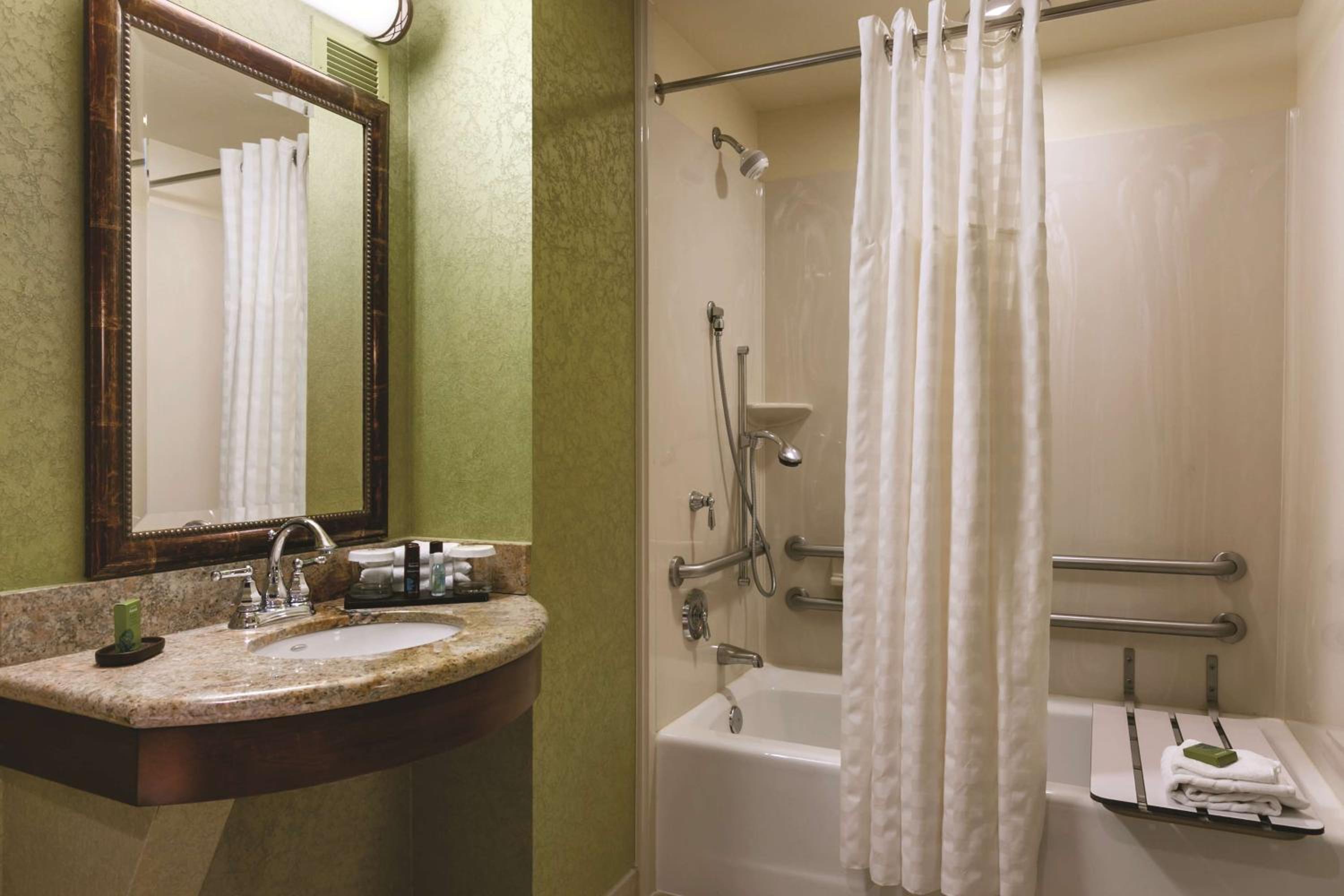 King Suite - Hearing Accessible - Non-Smoking - Photo 4
