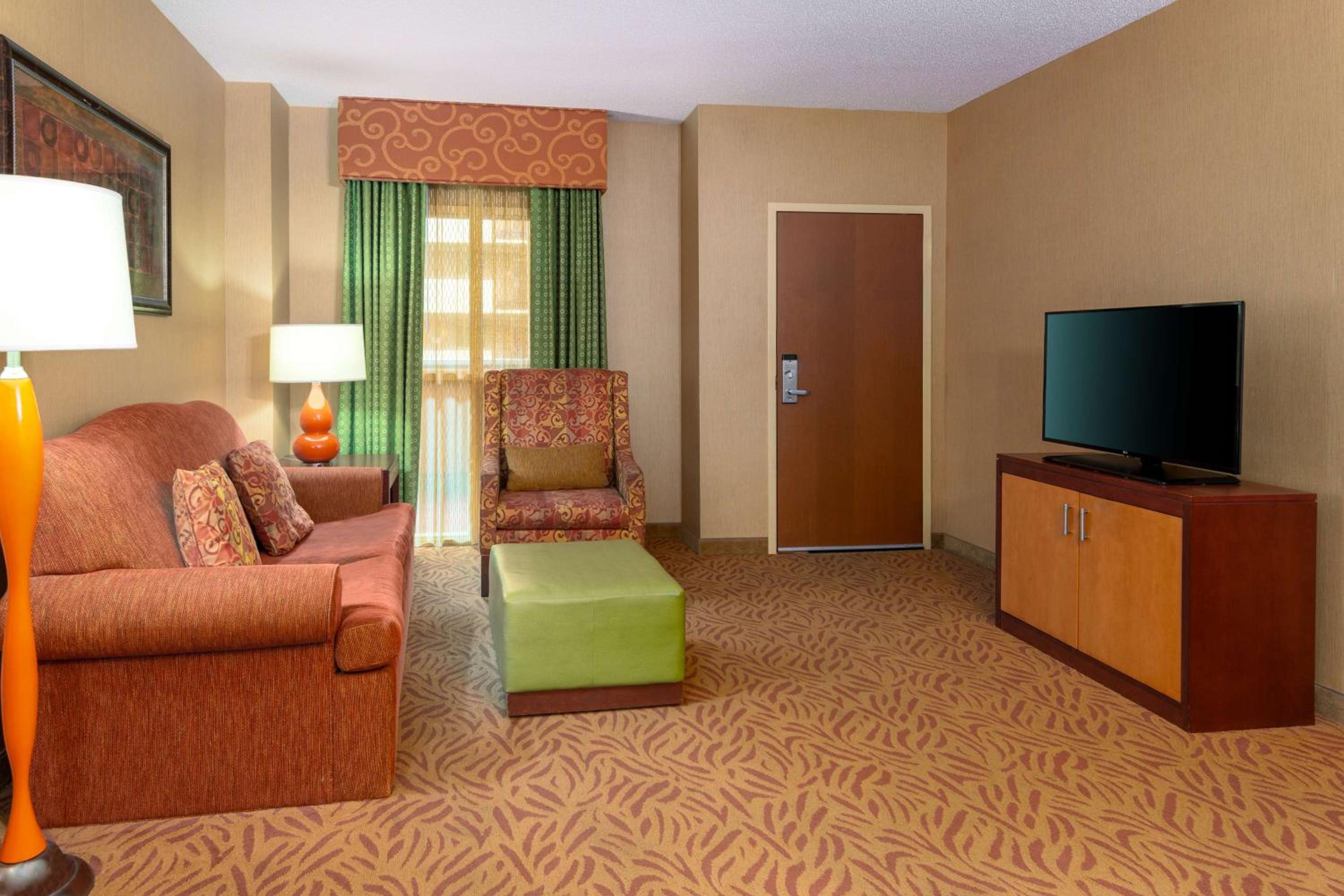 One King Conference Suite Non-Smoking - Photo 3