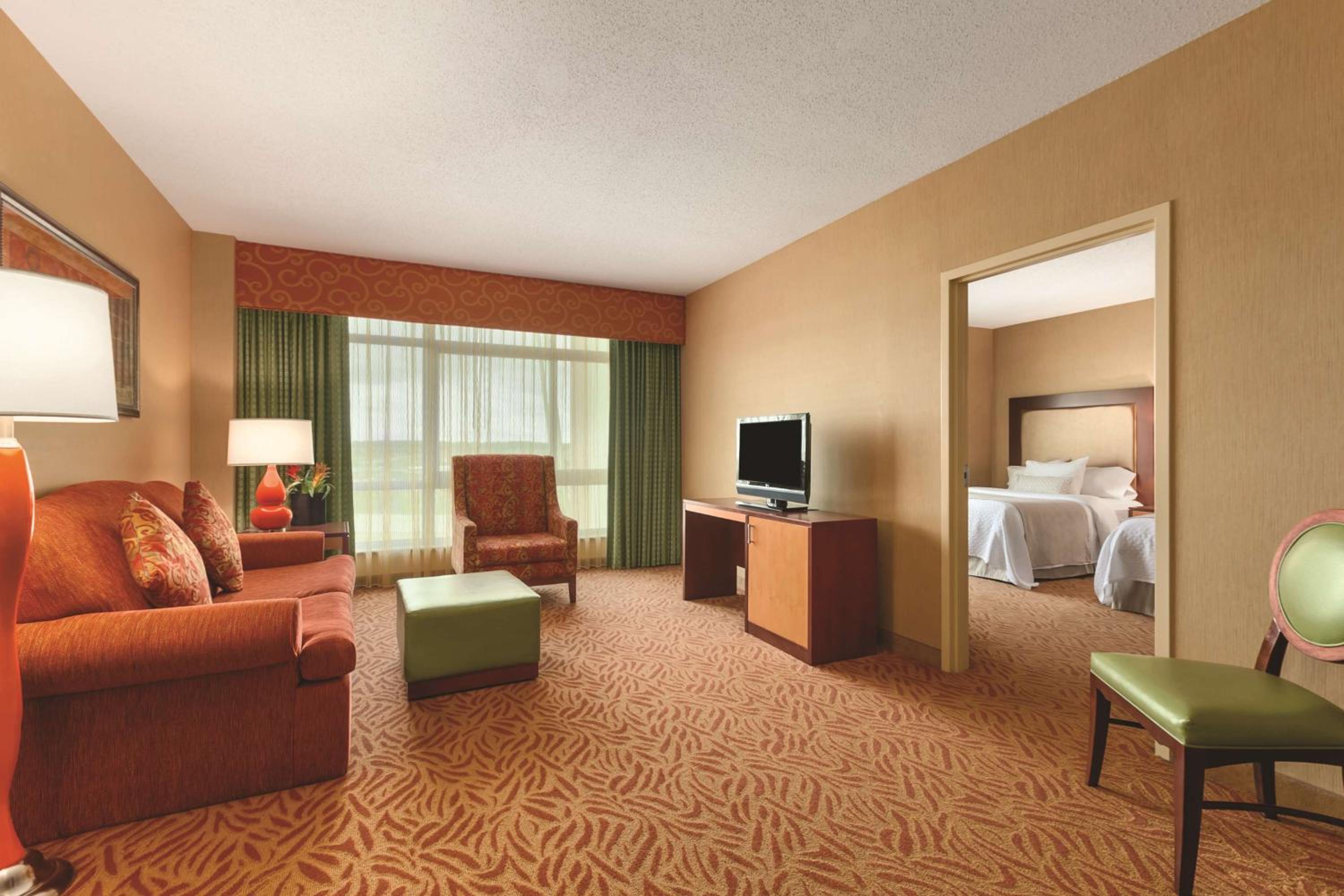 Executive Queen Suite with Two Queen Beds -Non-Smoking - Photo 8