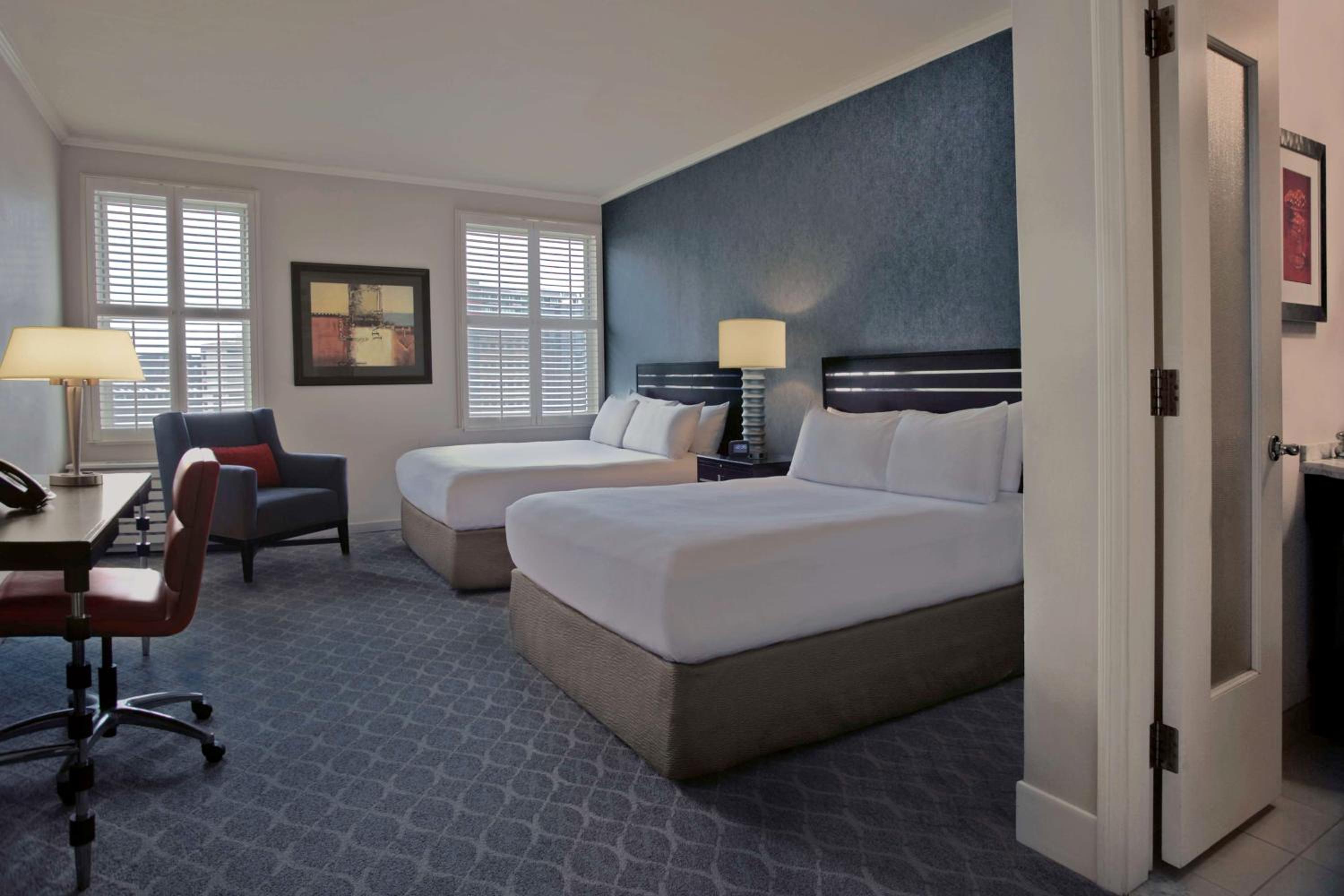 Deluxe Queen Room with Two Queen Beds - Photo 4
