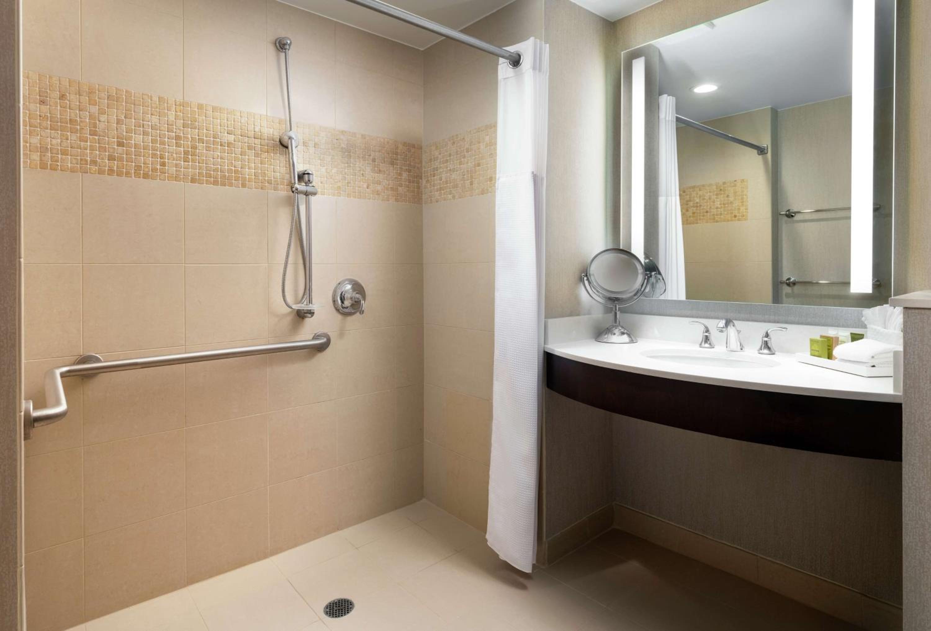 Queen Room with Two Queen Beds and Roll-In Shower - Mobility Access