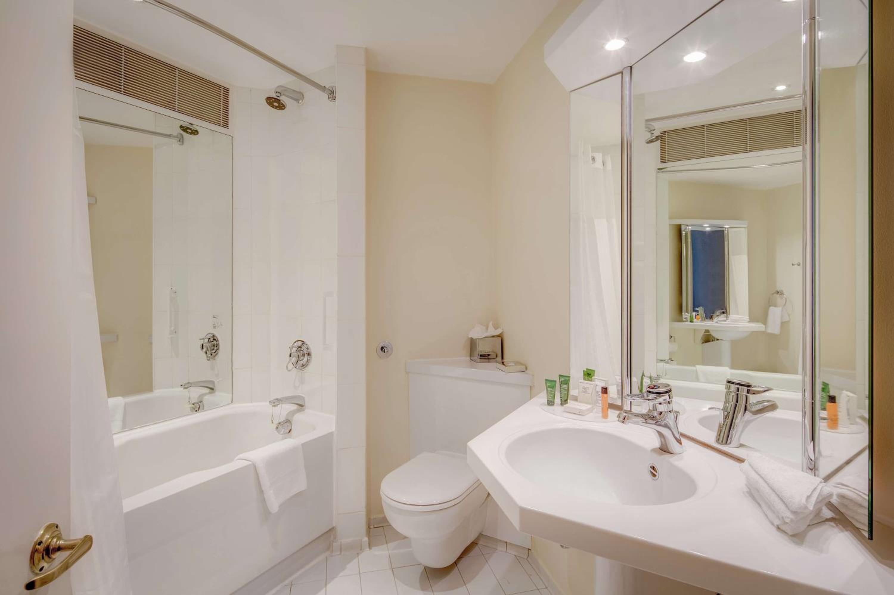 Deluxe Queen Room with Two Queen Beds - Photo 3