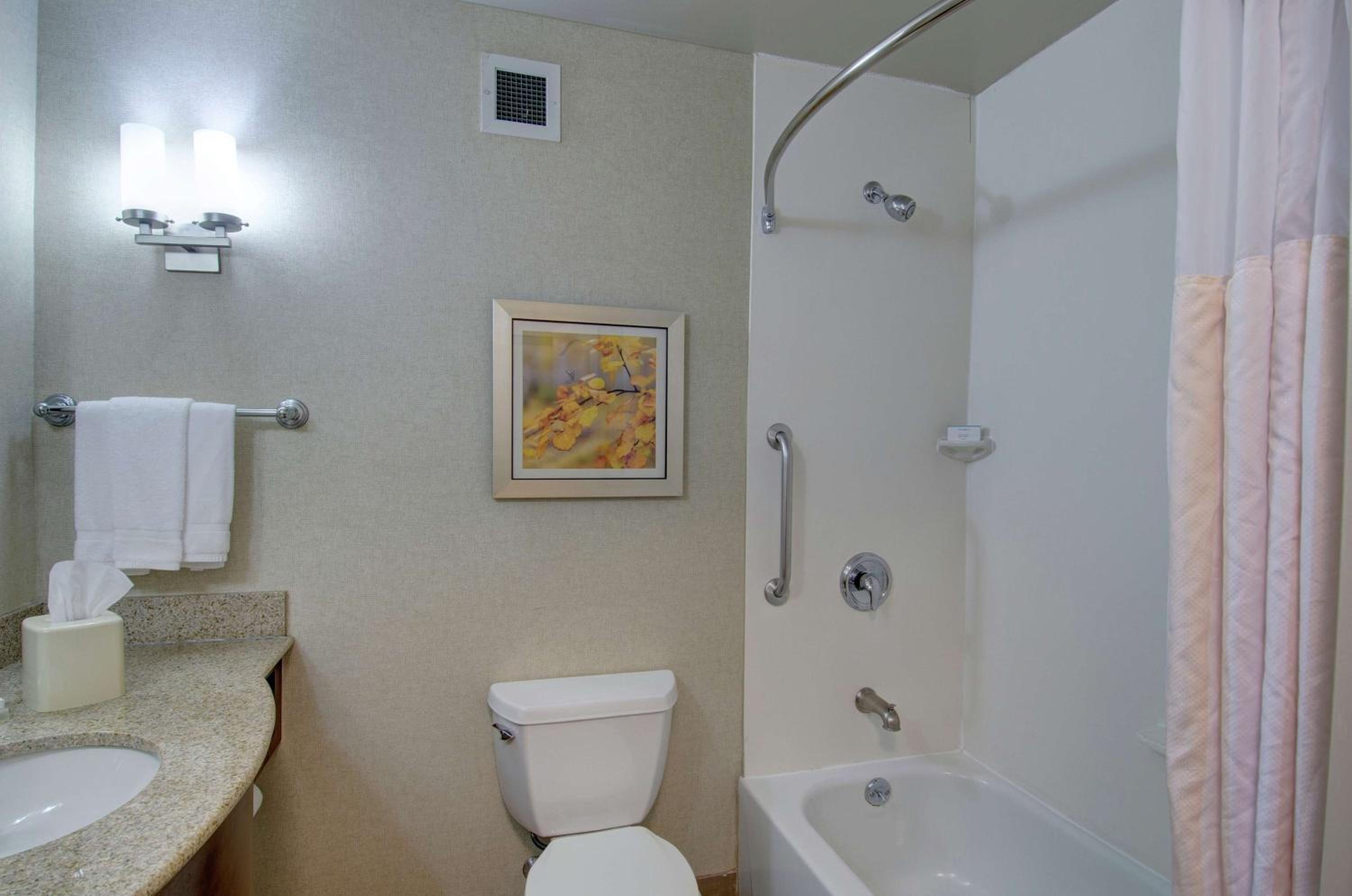 Queen Room with Two Queen Beds - Photo 4