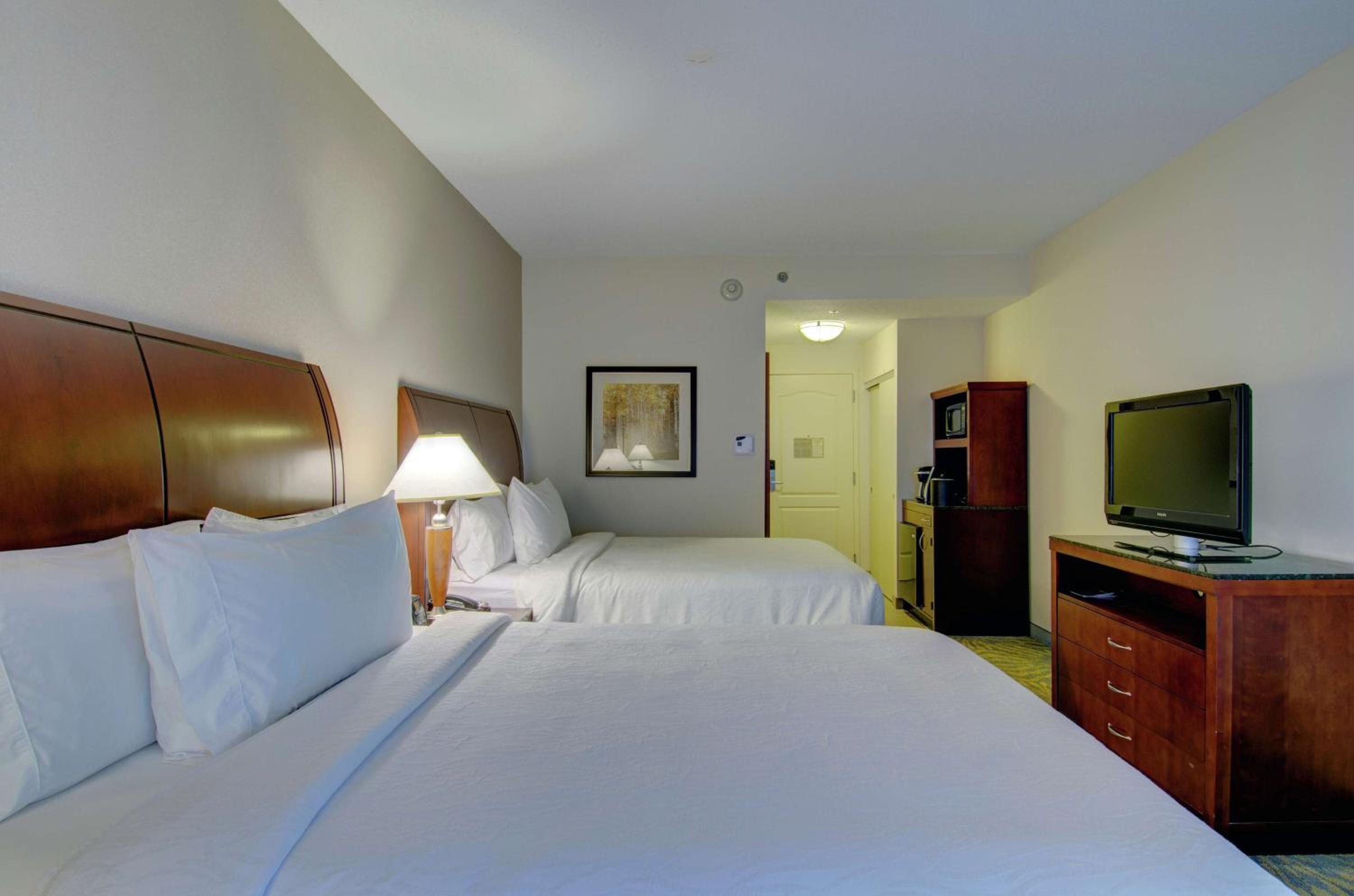 Queen Room with Two Queen Beds - Photo 5