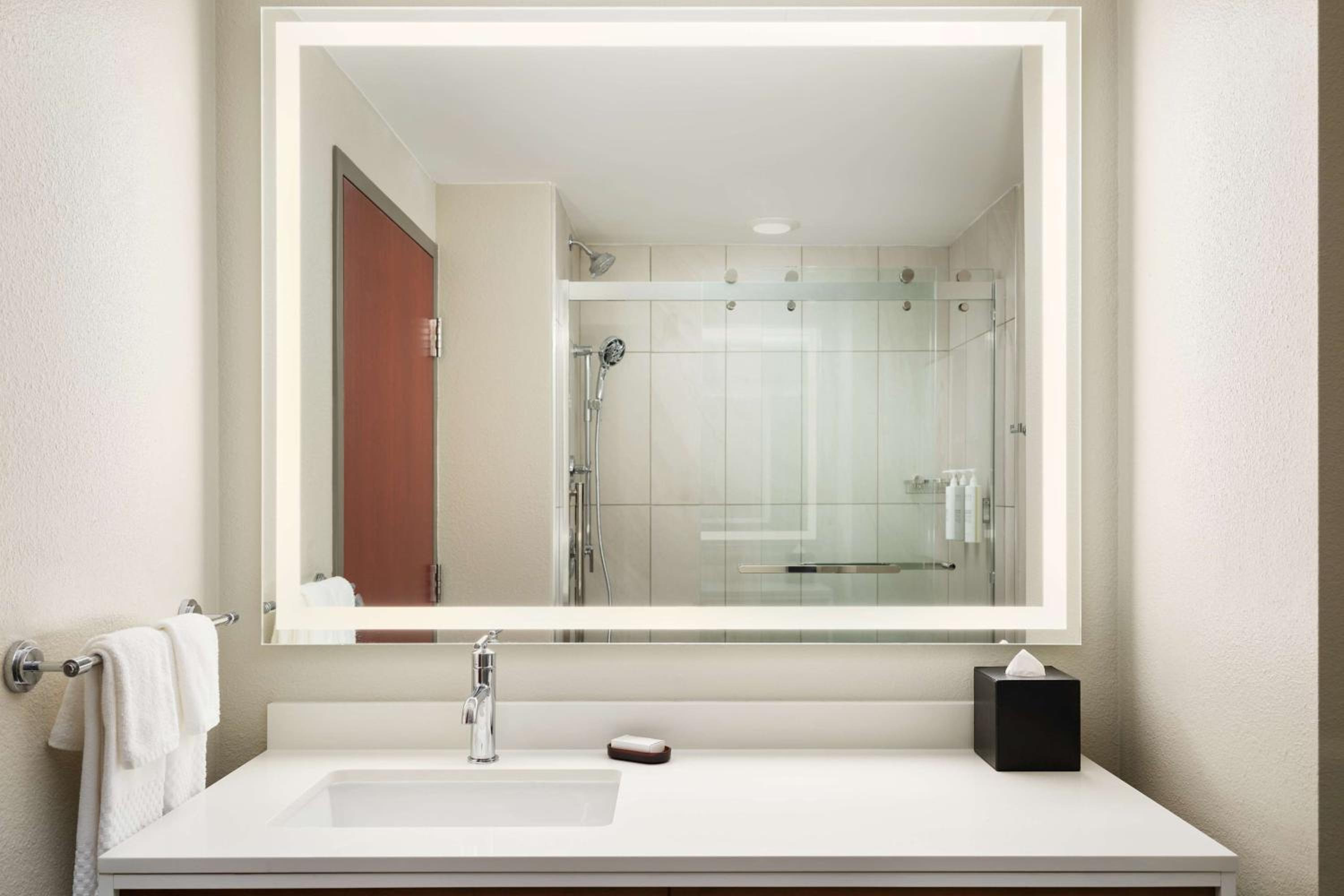 Two-Room King Suite - Non-Smoking - Photo 3