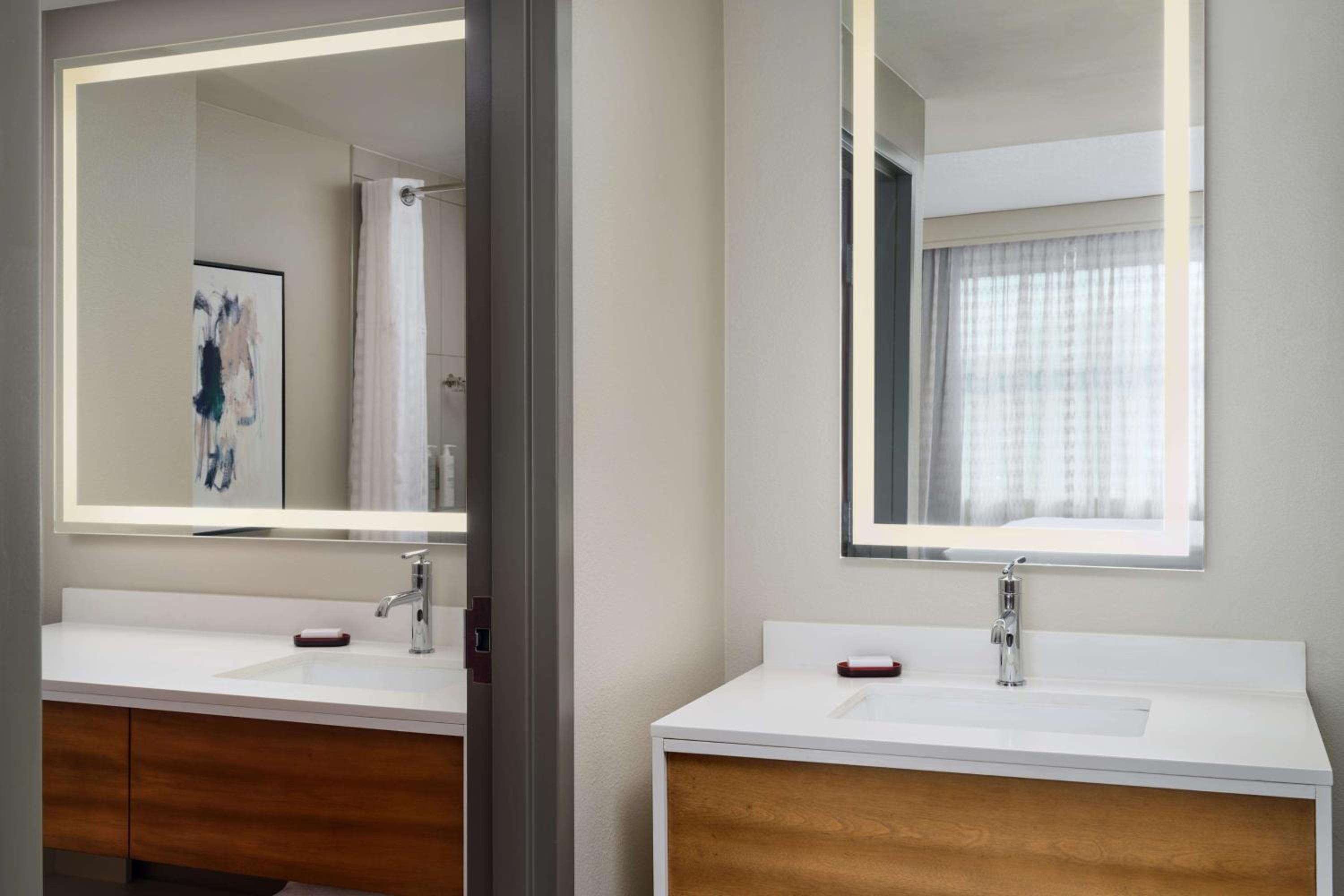Two-Room King Suite - Photo 3