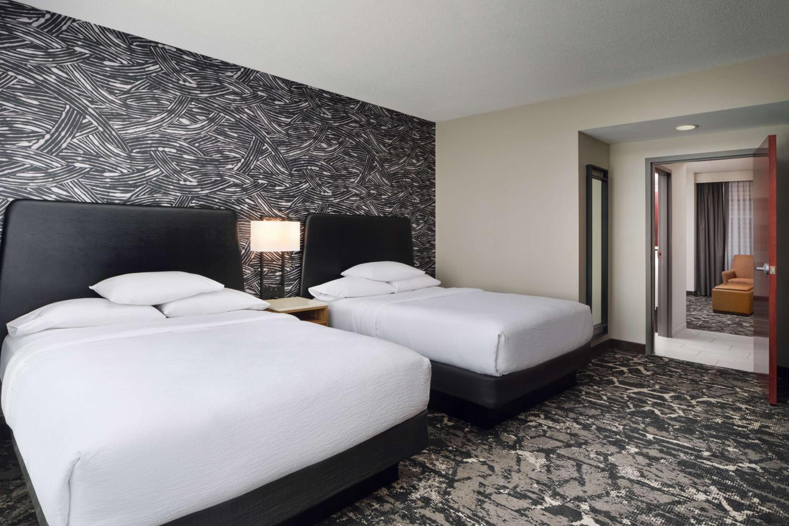 Two-Room Queen Suite with Two Queen Beds - Photo 3