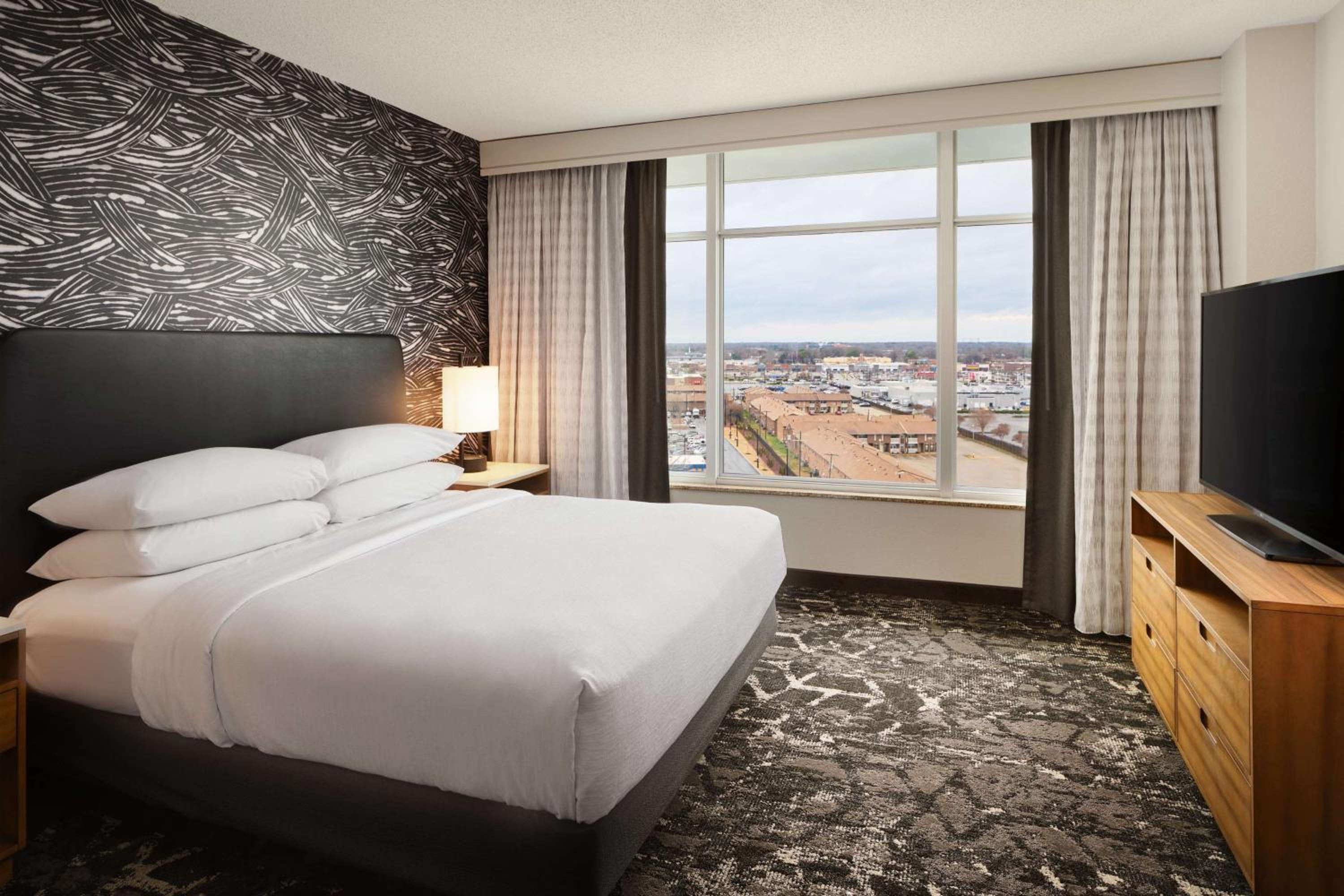 Two-Room King Suite - Non-Smoking - Photo 4