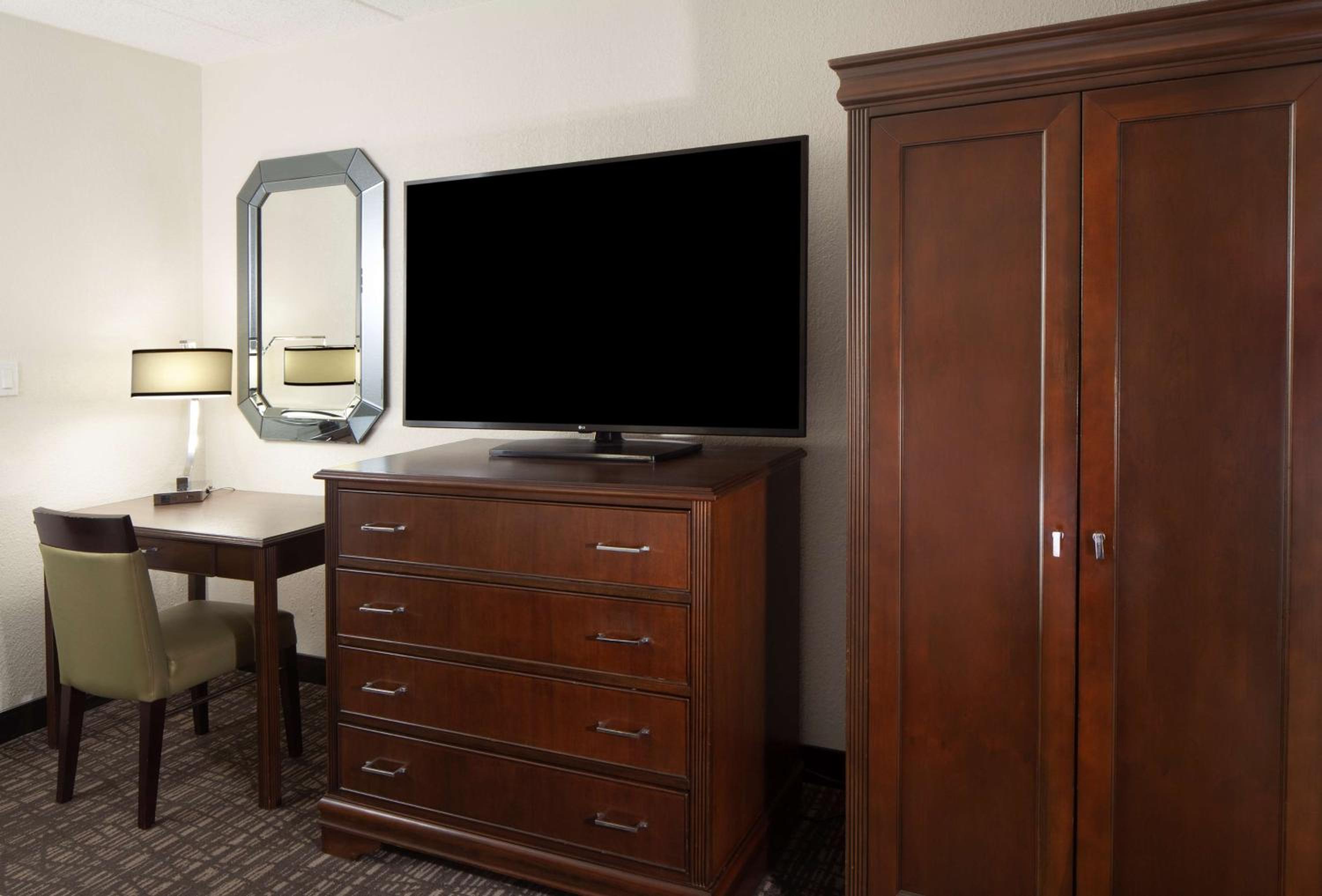 Two-Room King Suite - Non-Smoking - Photo 9