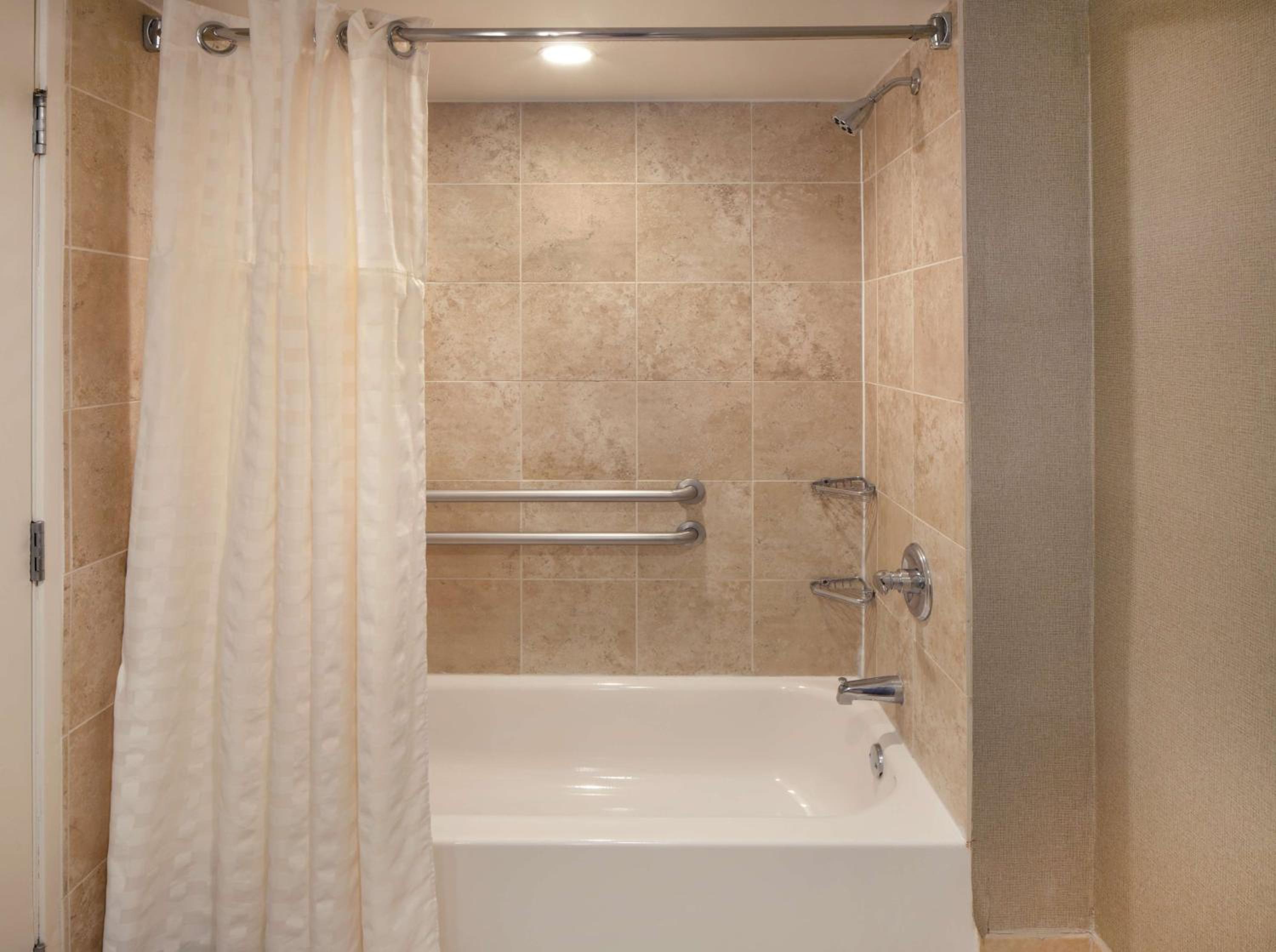 One-Bedroom King Suite with Bath Tub - Mobility Accessible/Non-Smoking - Photo 3