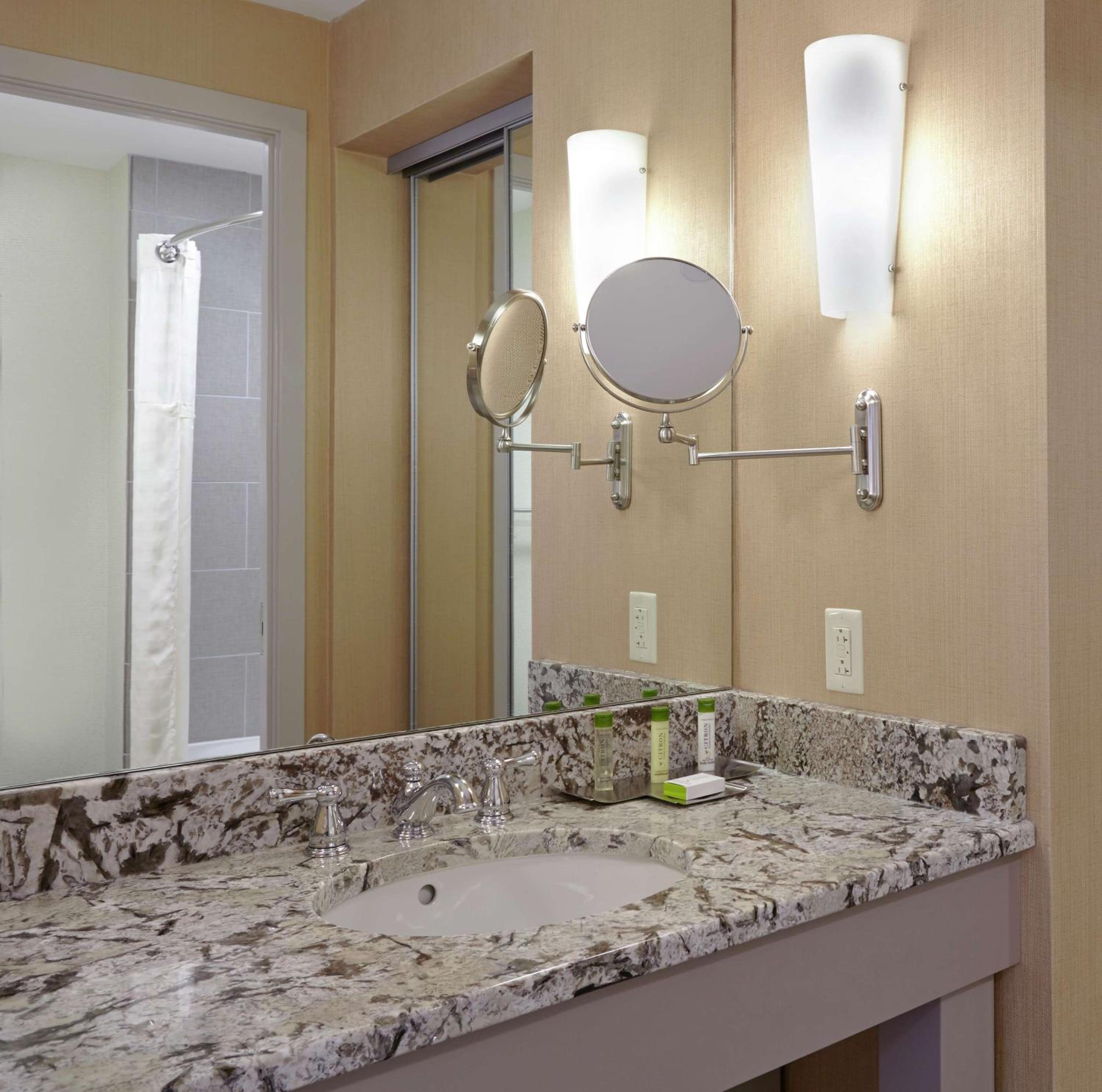 King Studio with Kitchenette - Photo 2