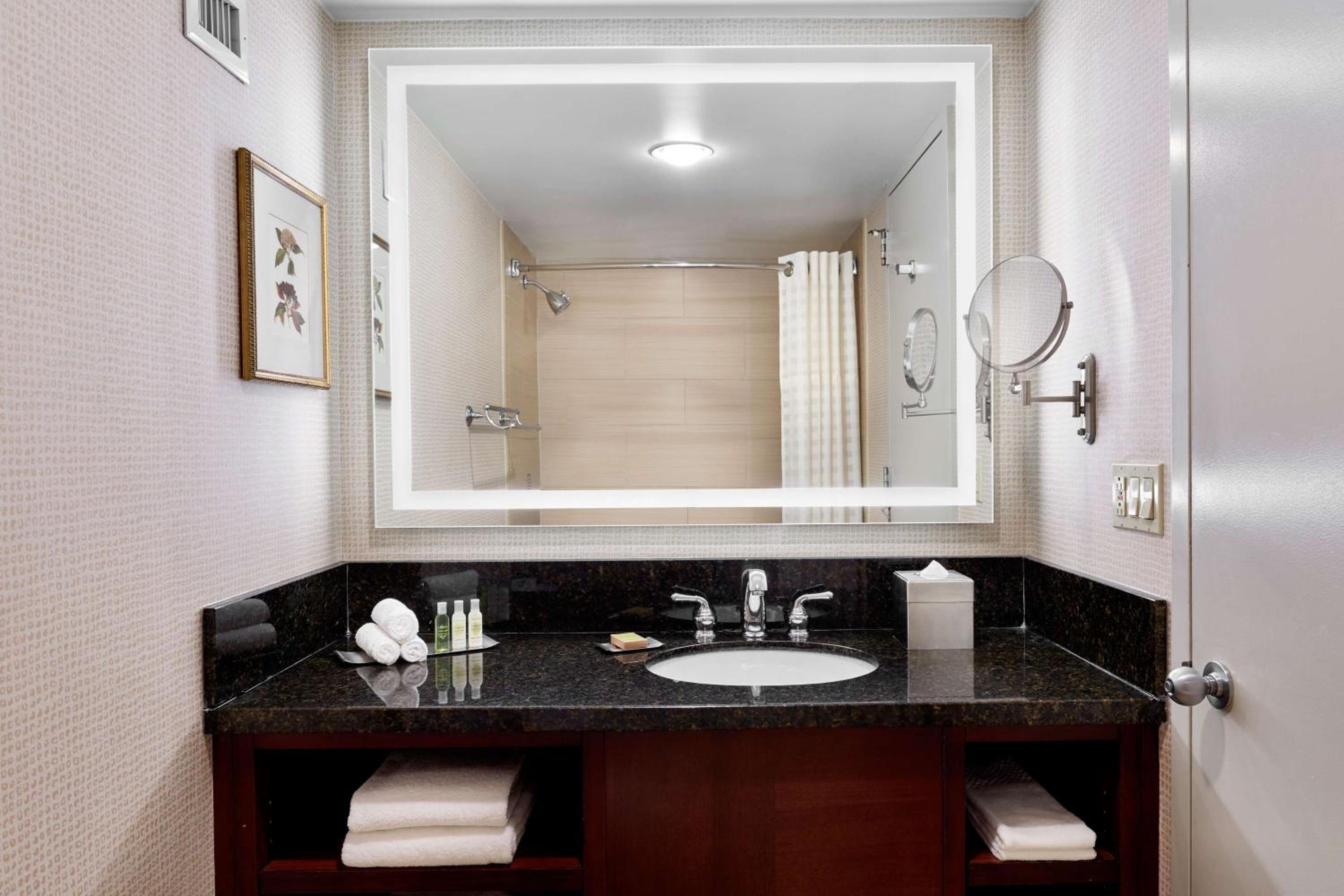 Standard King Room - Photo 7