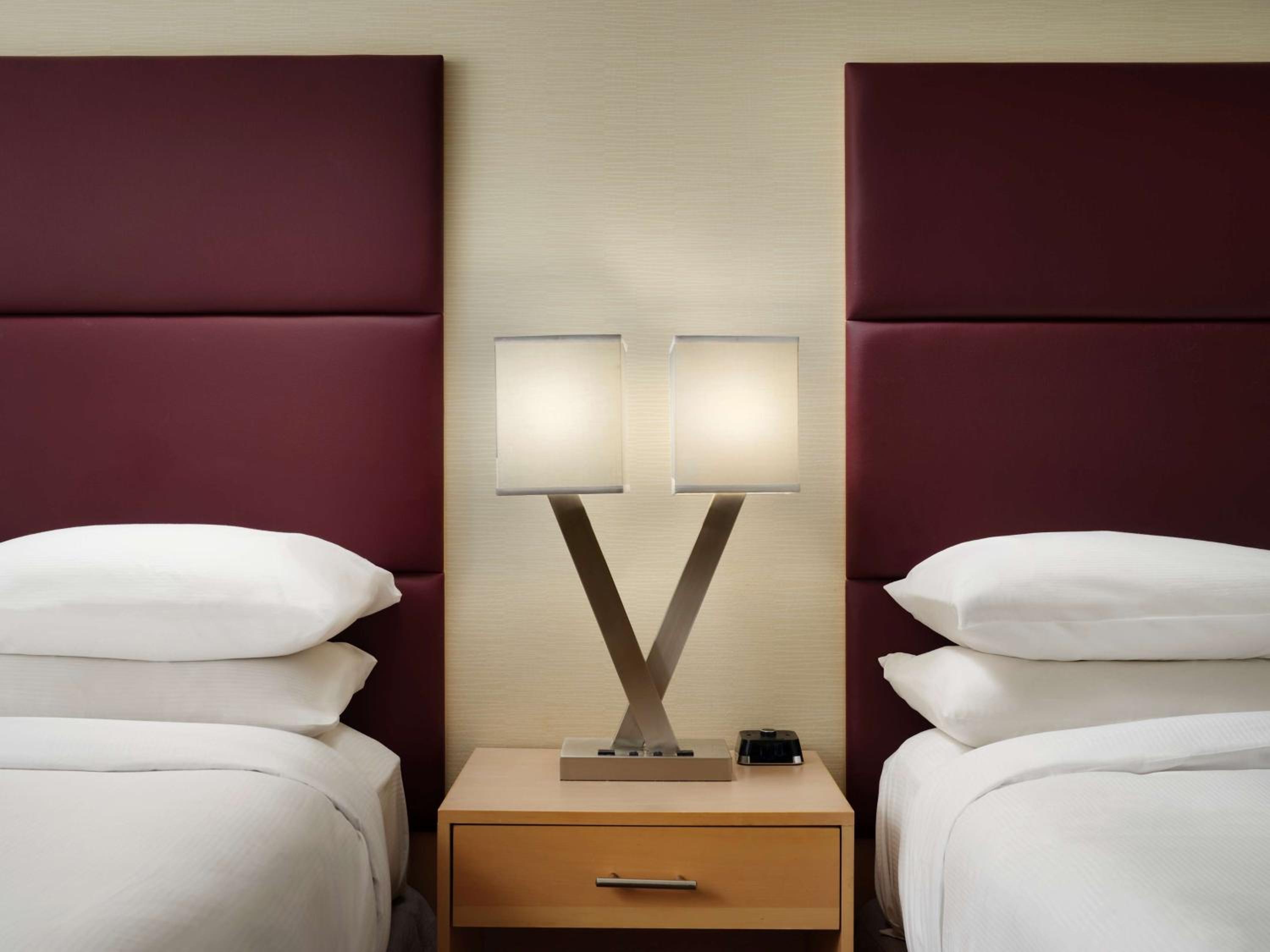 Standard Queen Room with Two Queen Beds - Photo 4