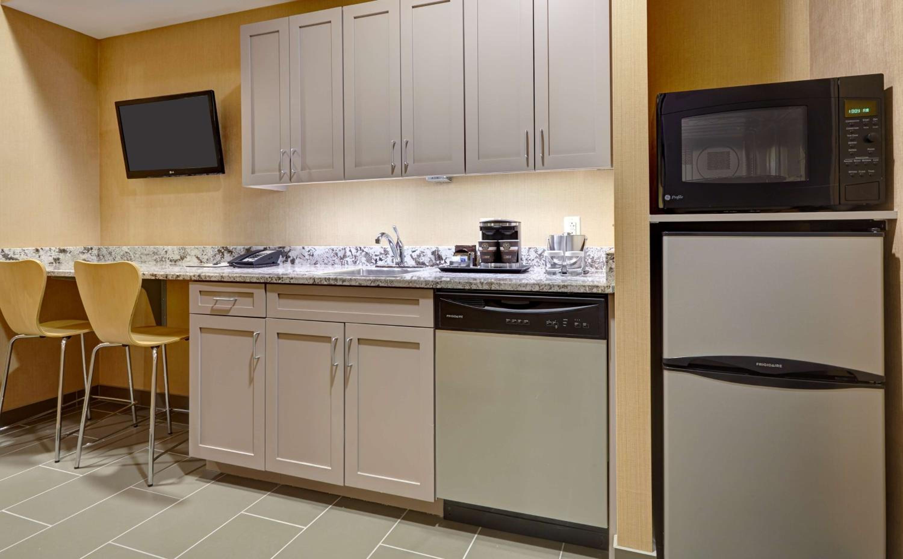 King Studio with Kitchenette - Photo 4