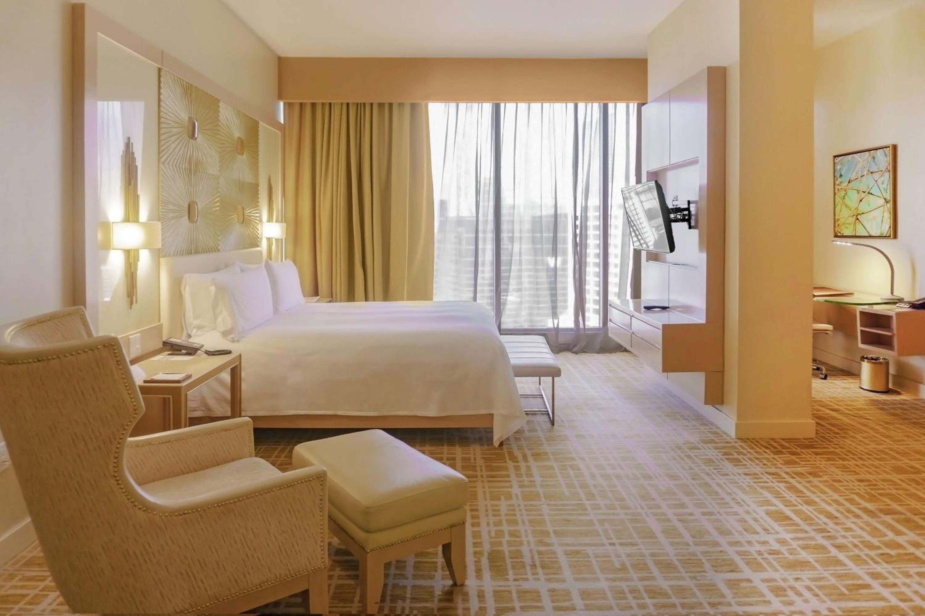 Deluxe King Room - Mobility Accessible - Photo 1