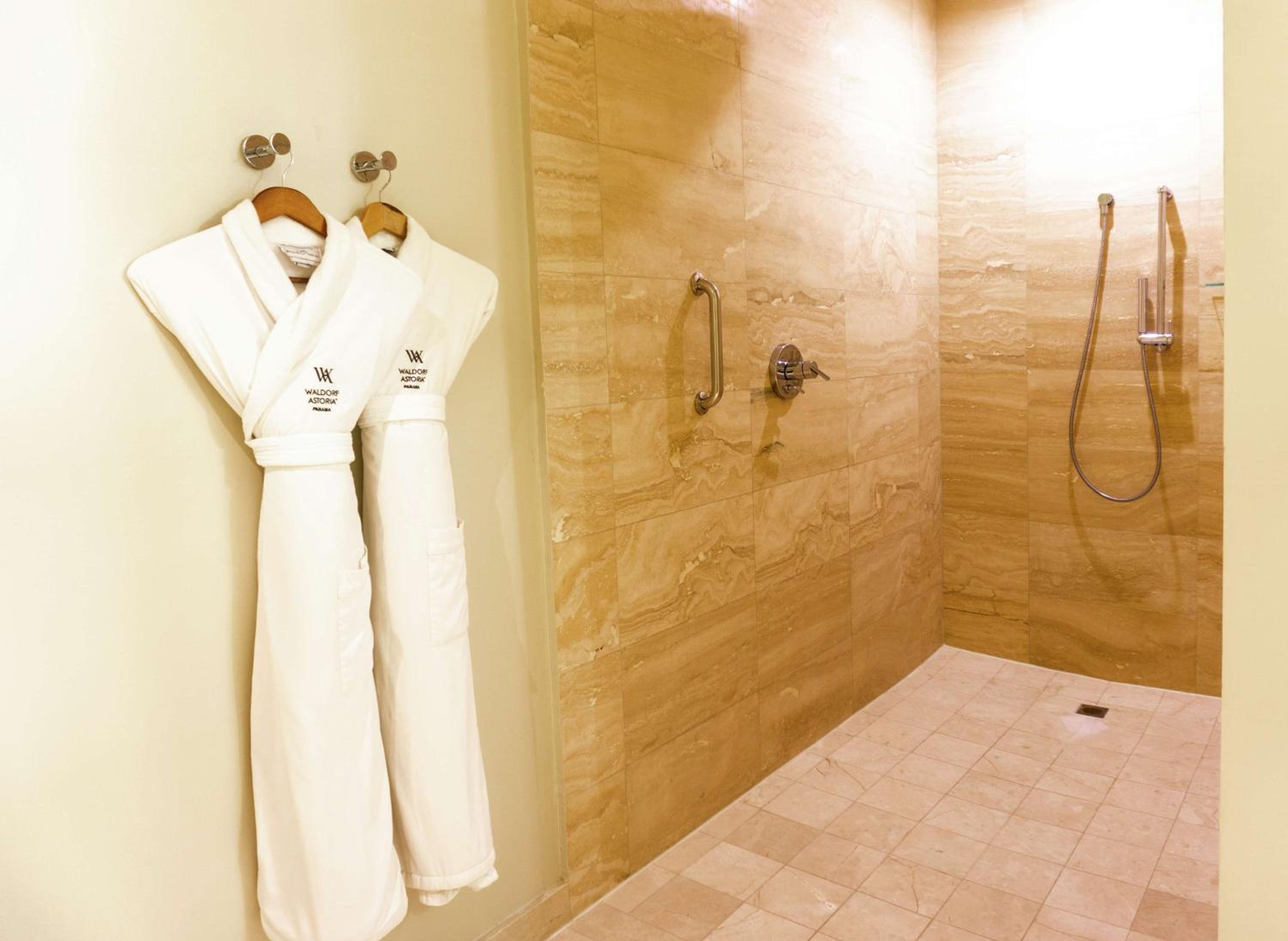 Deluxe King Room - Mobility Accessible - Photo 3
