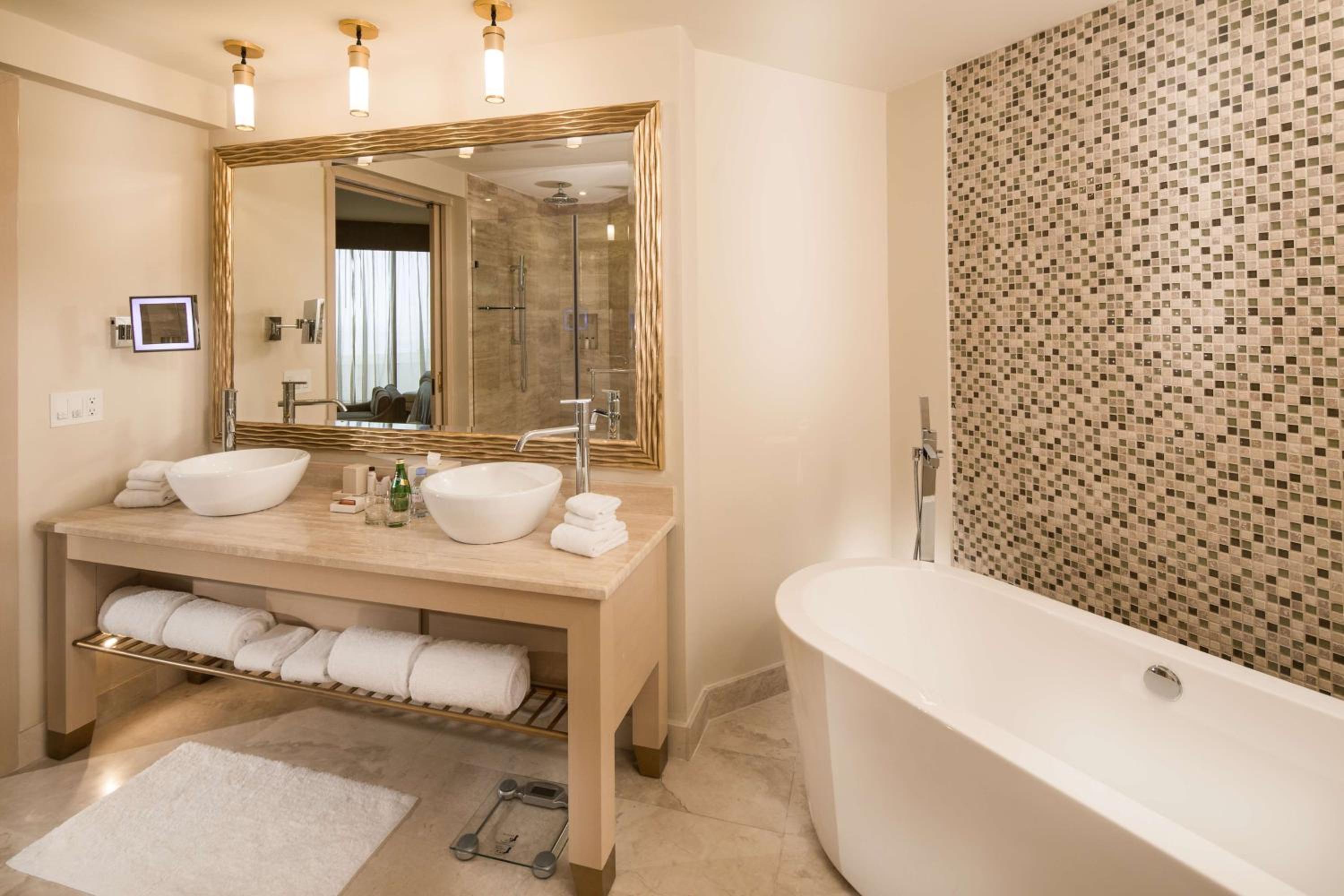 Junior King Suite - Photo 2
