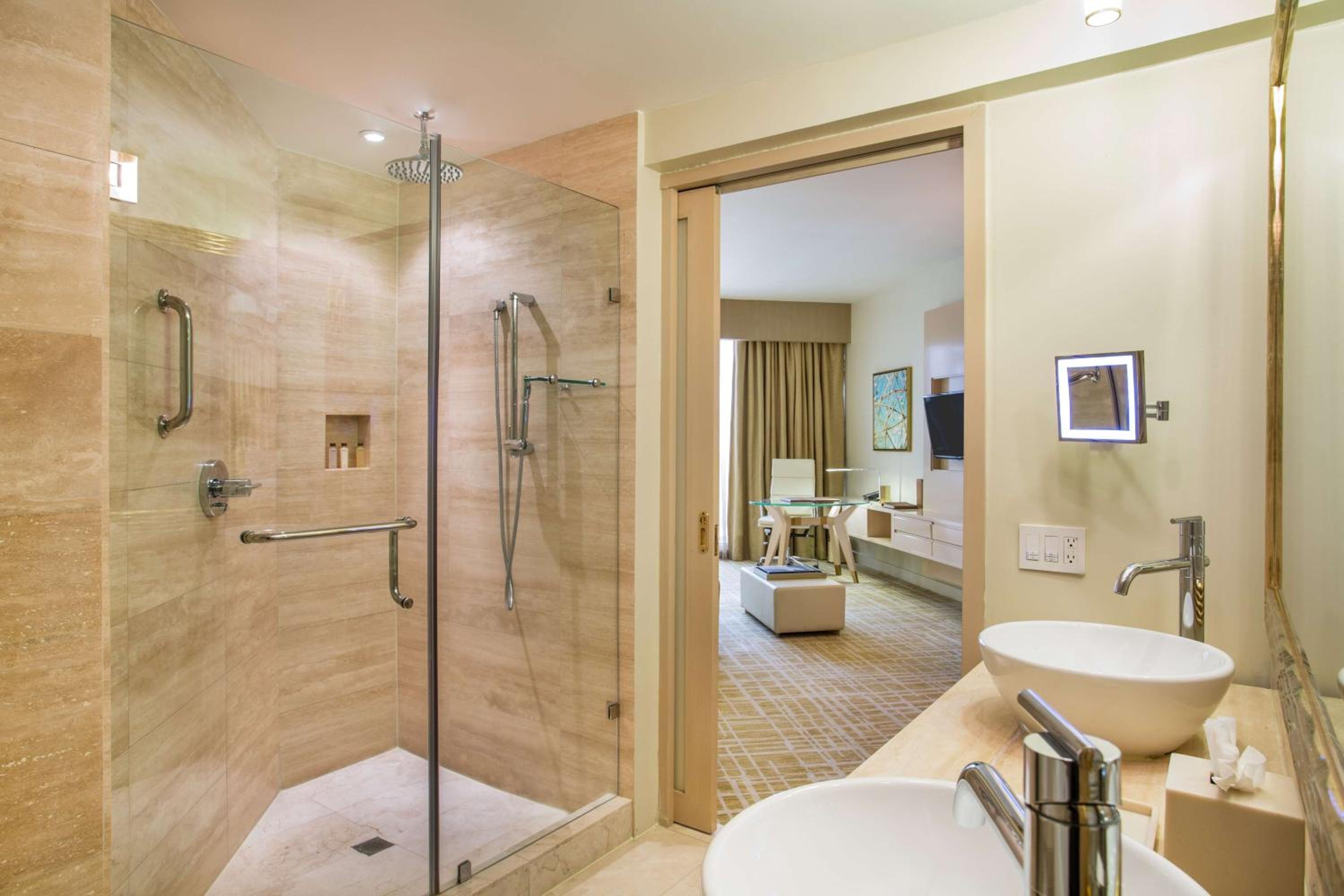 Junior King Suite - Photo 3