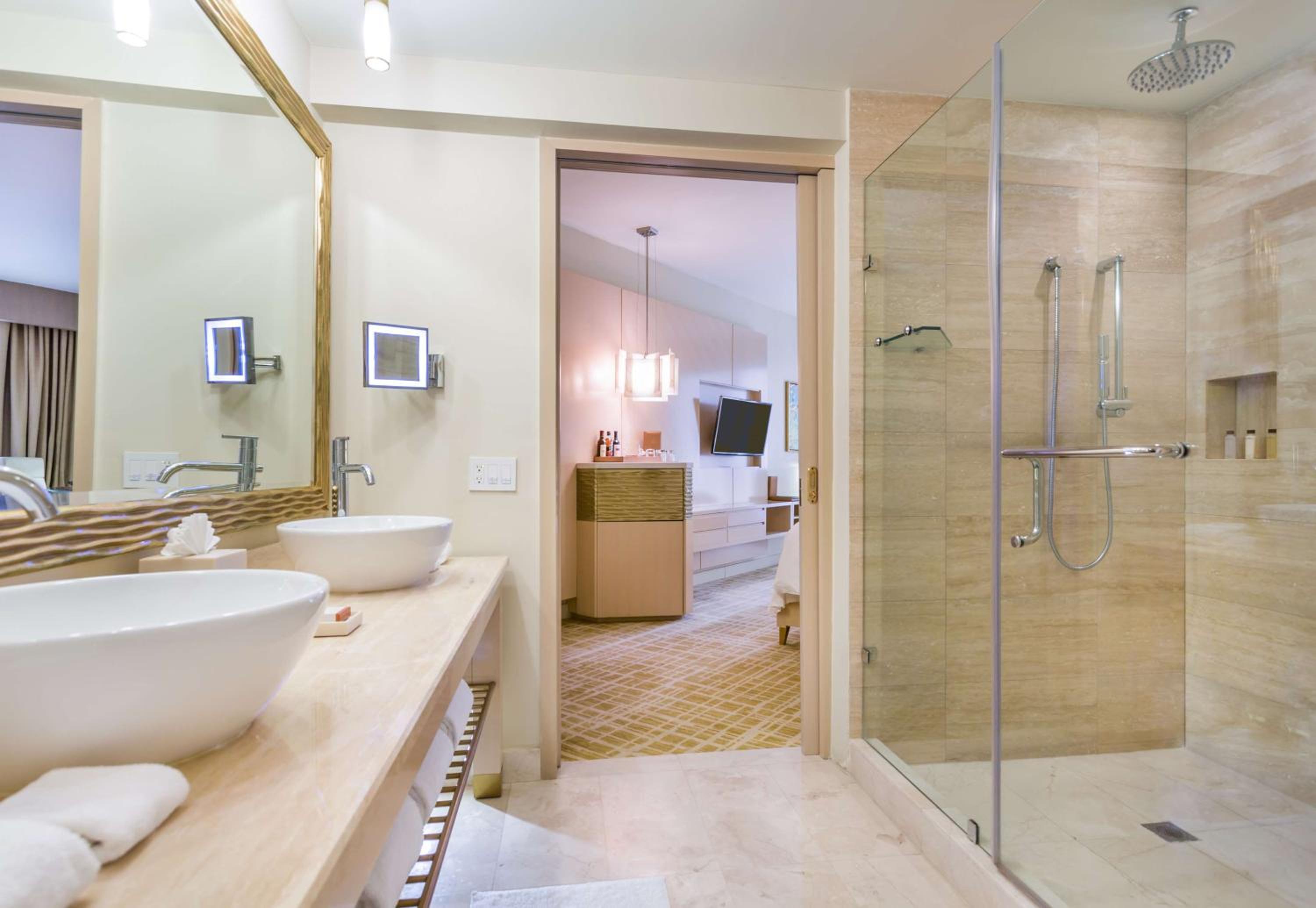Deluxe Double Room with Two Double Bed - Photo 4